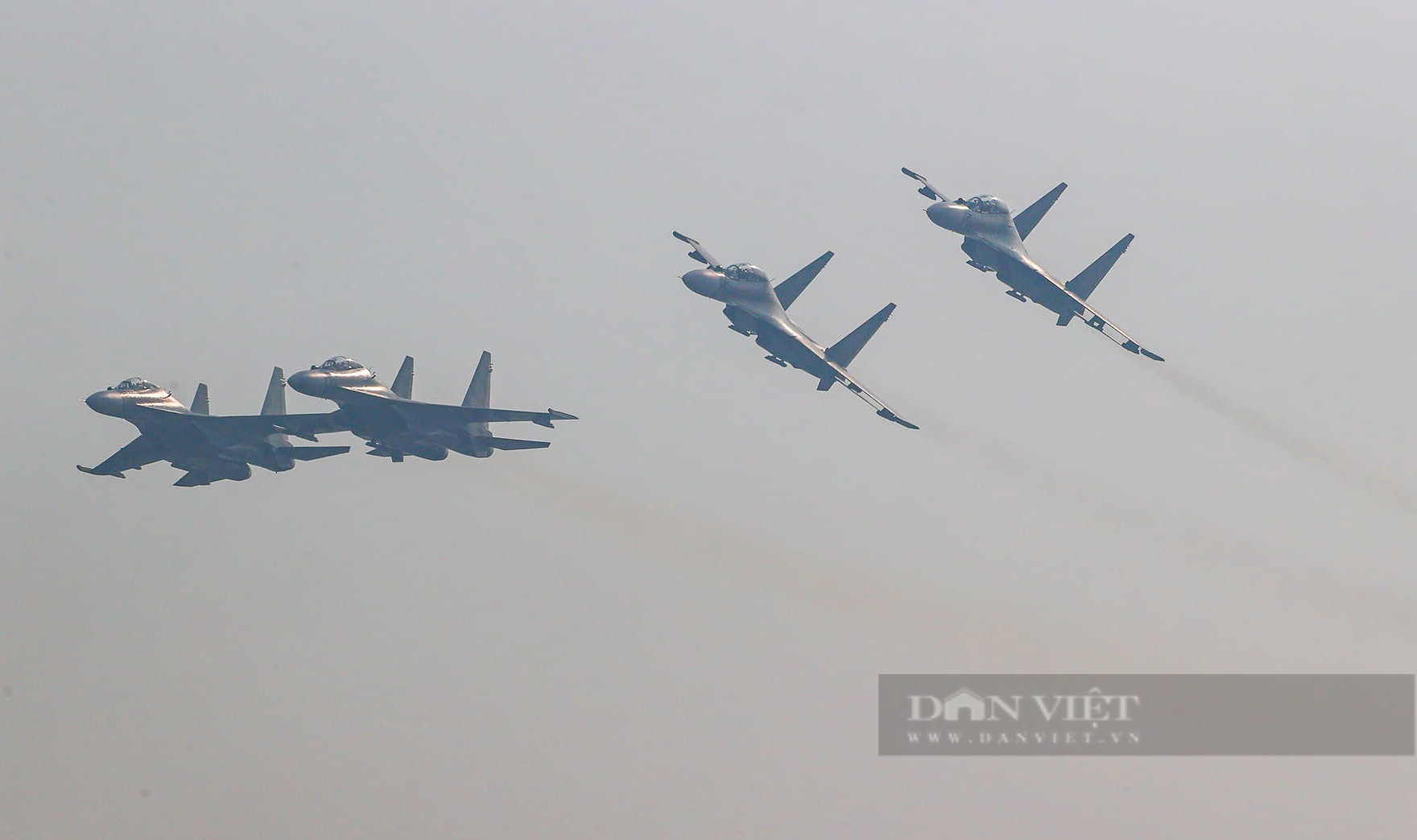 Mãn nhãn với những pha "bẻ cua" của máy bay Su-30MK2 và trực thăng quân sự ở Hà Nội- Ảnh 12.