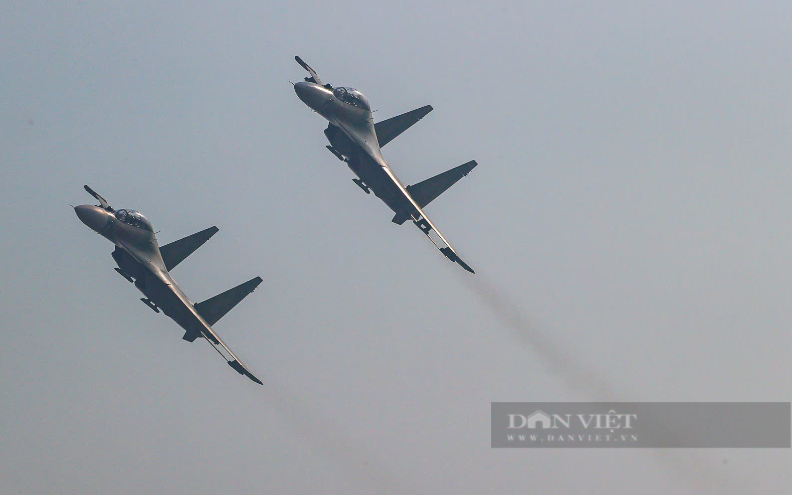 Mãn nhãn với những pha "bẻ cua" của máy bay Su-30MK2 và trực thăng quân sự ở Hà Nội- Ảnh 7.