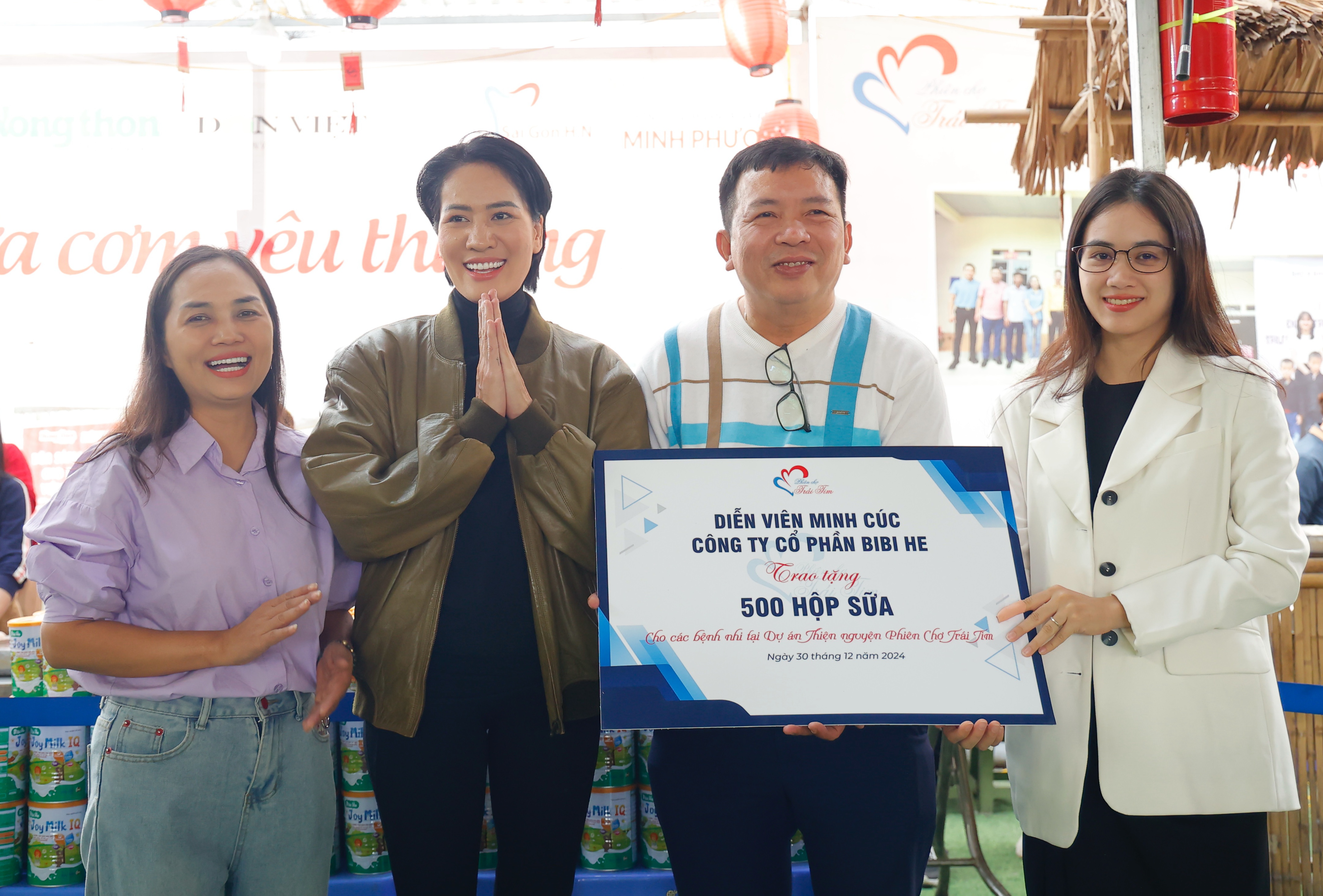 Diễn viên Minh Cúc: "Bữa Cơm Yêu Thương giúp tôi được chia sẻ với những hoàn cảnh khó khăn"- Ảnh 1.