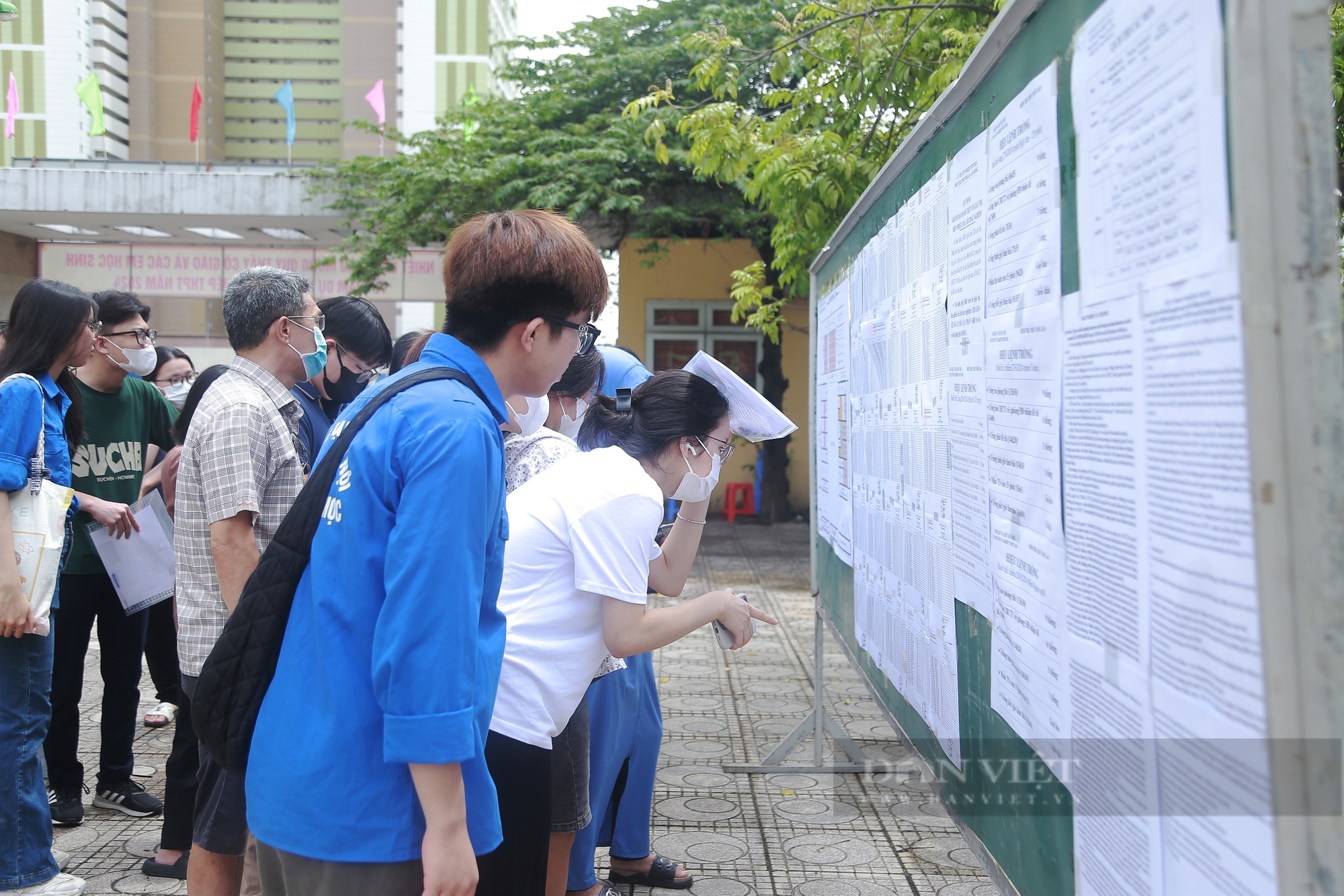 Học sinh lo lắng khi Bộ GDĐT công bố điểm mới xét tuyển đại học năm 2025: "Chúng em bị dồn áp lực"- Ảnh 1.