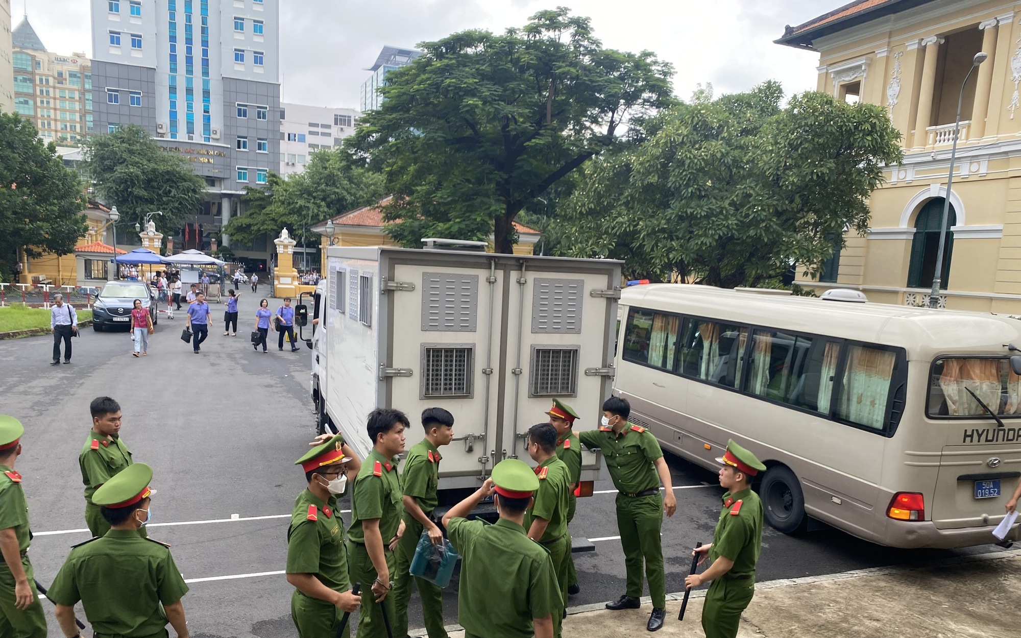 Gây thất thoát 14 tỷ liên quan giấy chứng nhận đất đai công sản, 8 cựu cán bộ quận Tân Bình hầu tòa - Ảnh 2.