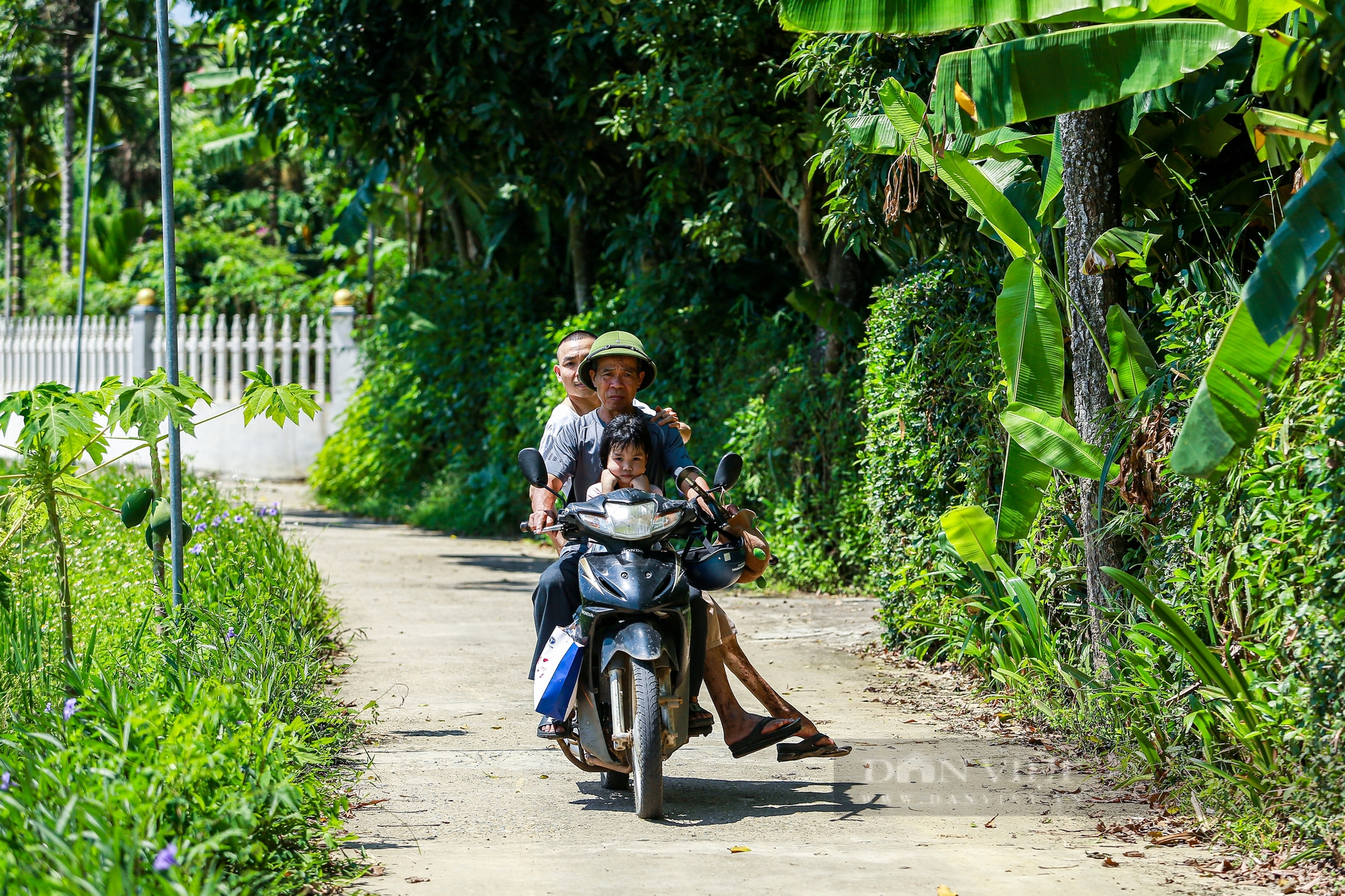 Xót xa cảnh người bố tàn tật lết từng bước chân mưu sinh nuôi con ăn học ở Vĩnh Phúc - Ảnh 13.