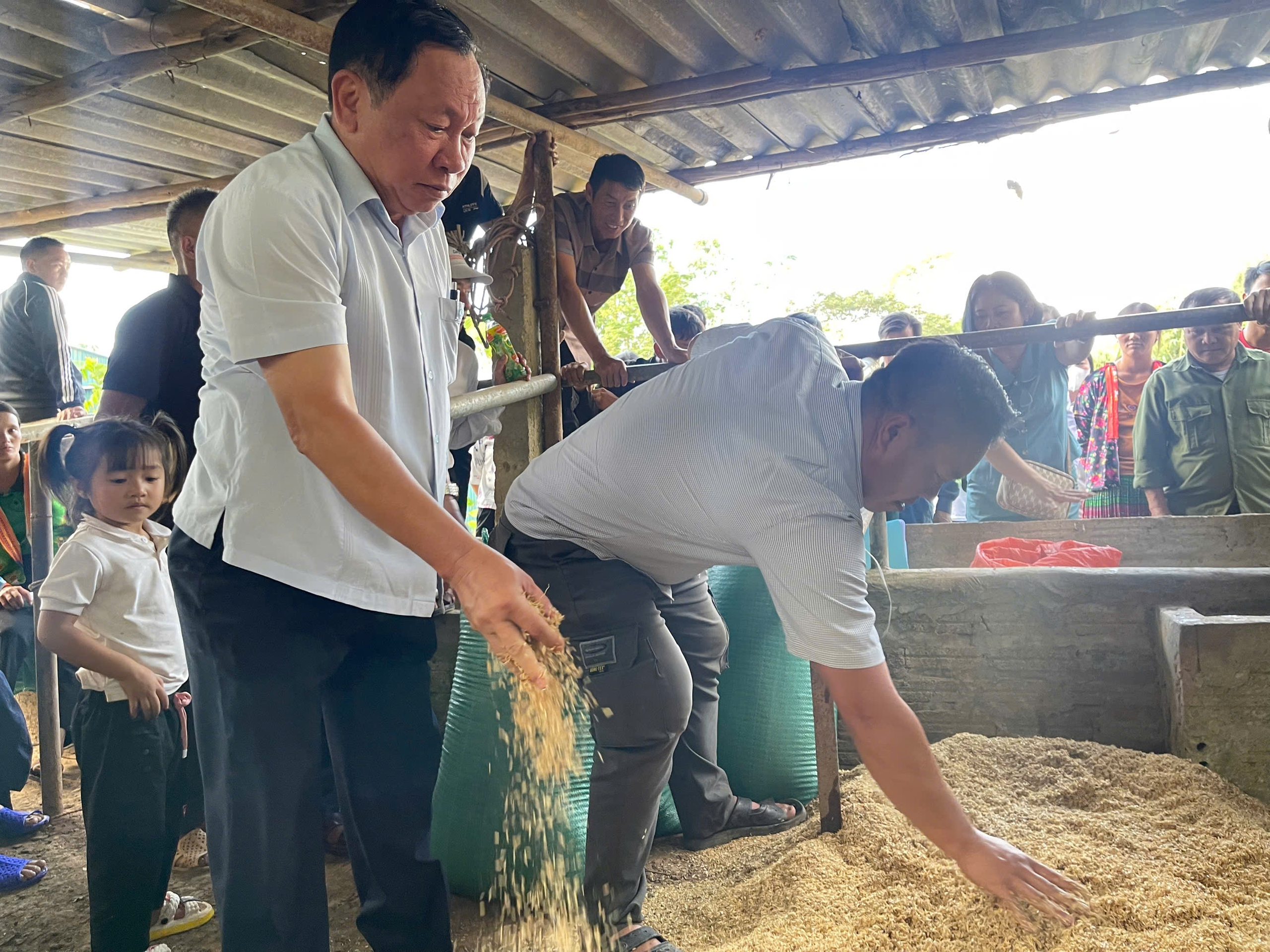 Ứng dụng công nghệ sinh học trong chăn nuôi: Nâng cao nhận thức và kỹ năng cho nông dân Điện Biên - Ảnh 2.