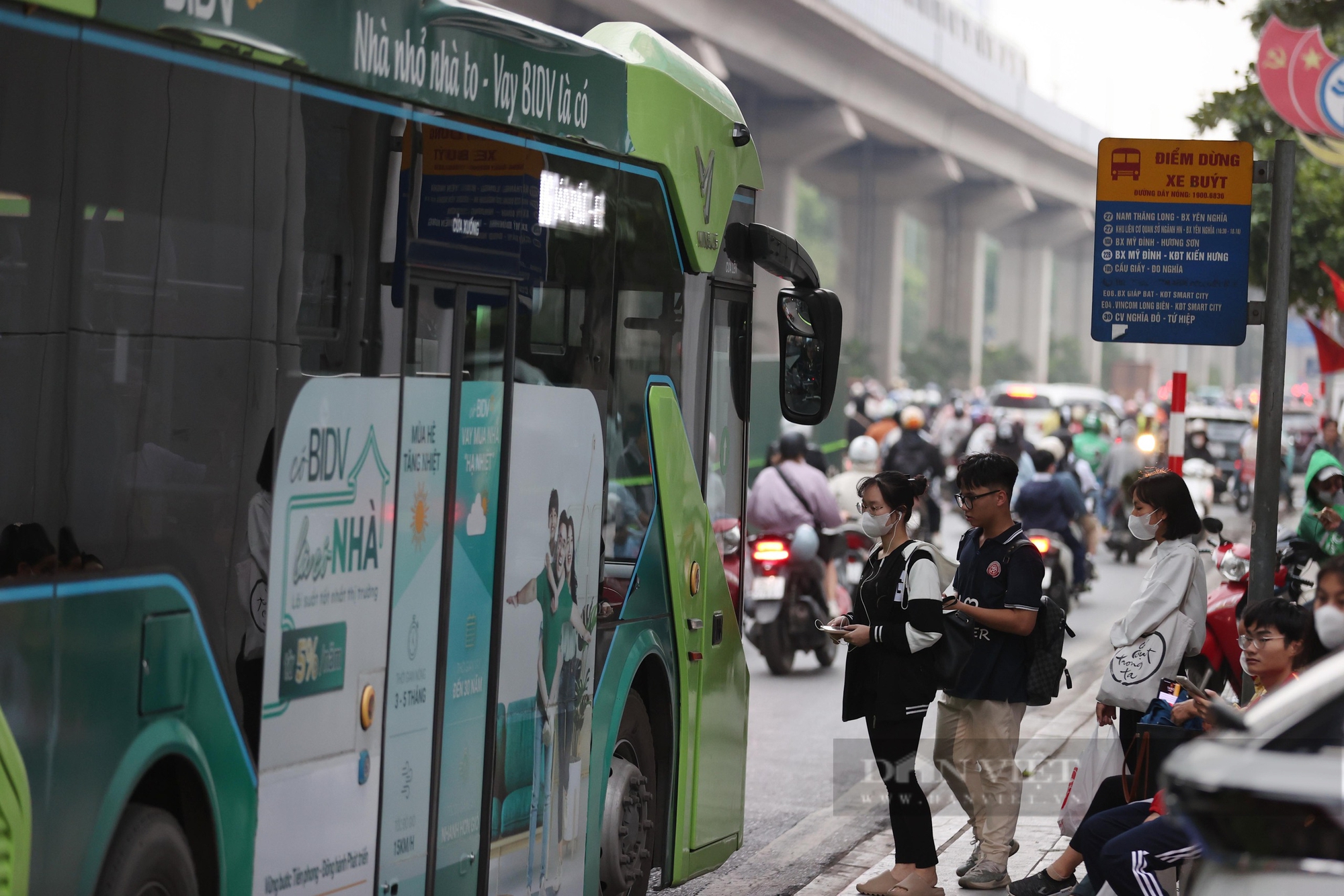 Loạt lô cốt cách nhau hơn 20 mét trên tuyến đường huyết mạch ở Hà Nội- Ảnh 10.