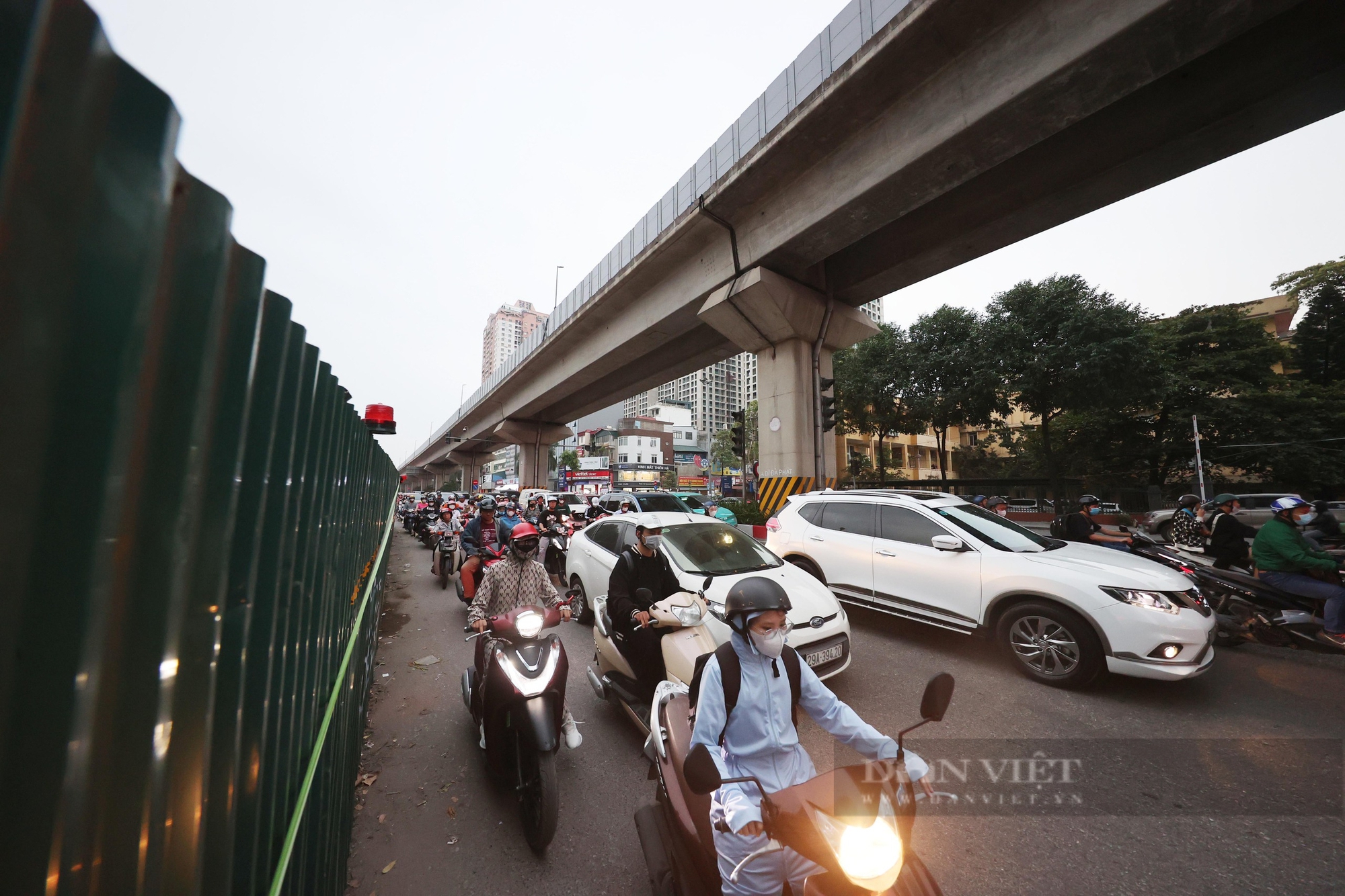 Loạt lô cốt cách nhau hơn 20 mét trên tuyến đường huyết mạch ở Hà Nội- Ảnh 8.