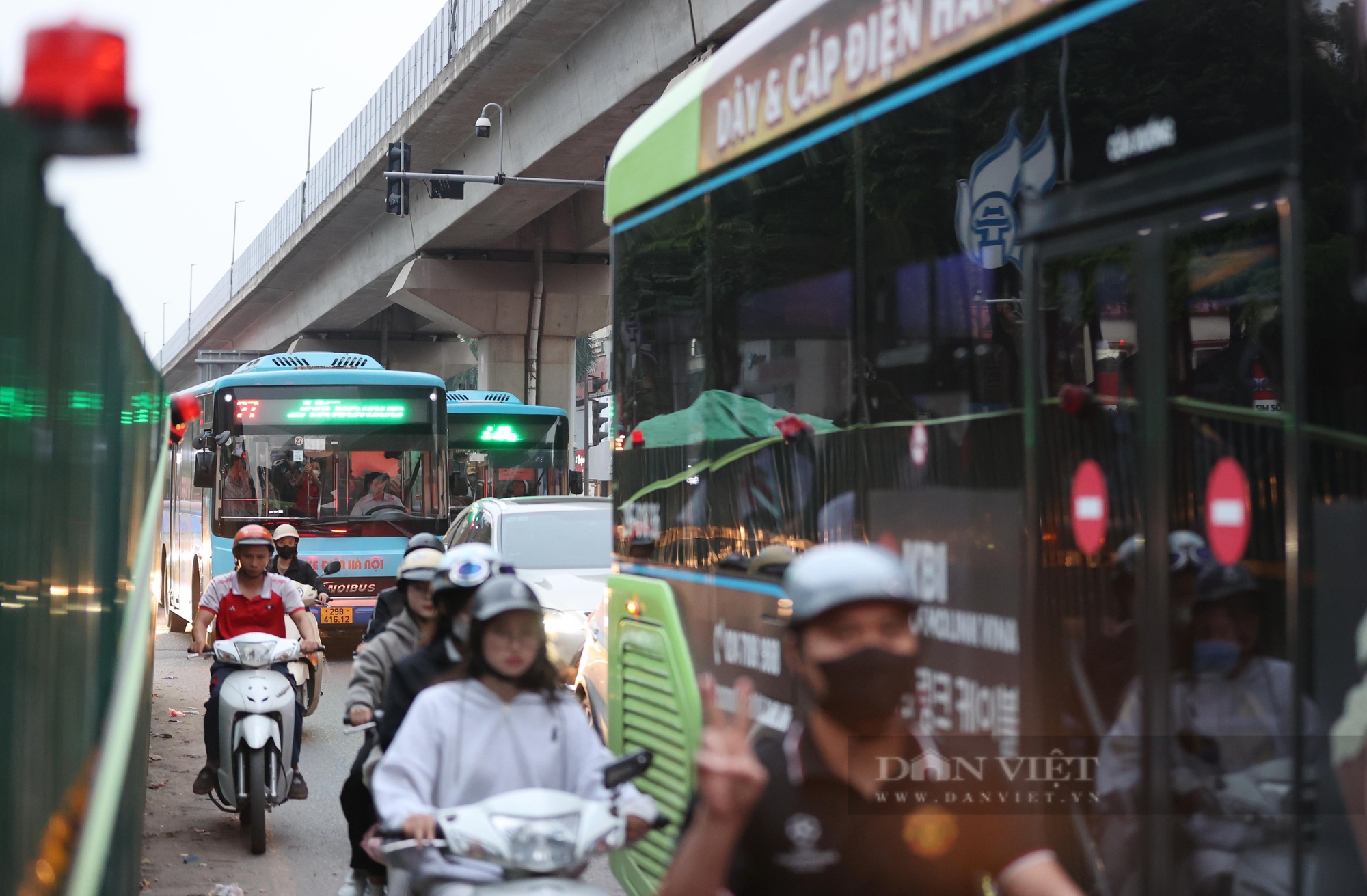 Loạt lô cốt cách nhau hơn 20 mét trên tuyến đường huyết mạch ở Hà Nội- Ảnh 9.