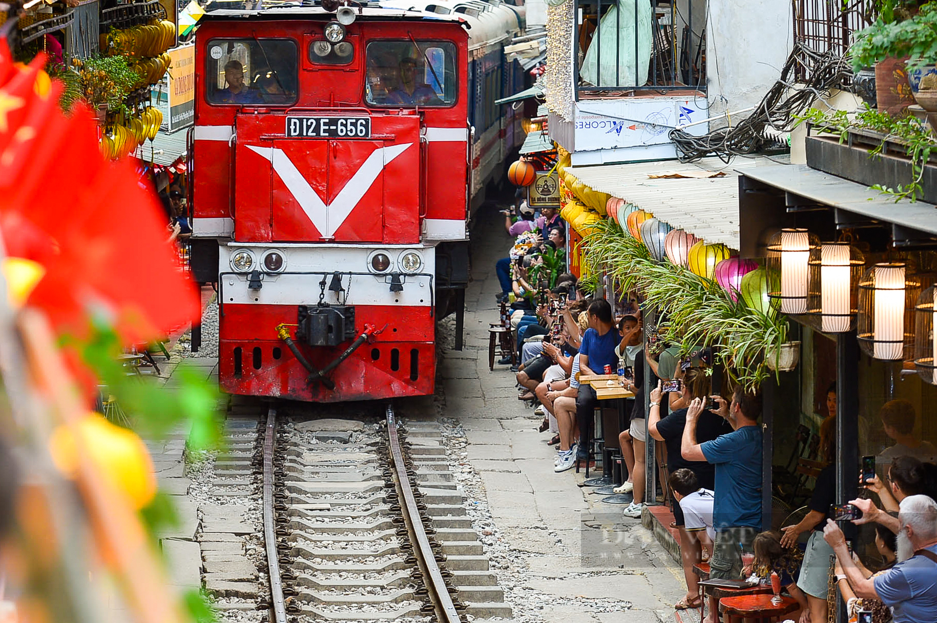 Phố cà phê đường tàu ở Hà Nội đông nghịt người, du khách tạo dáng đủ tư thế trên đường ray- Ảnh 9.