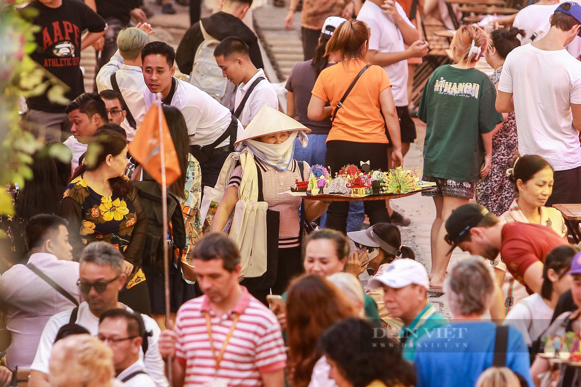 Phố cà phê đường tàu ở Hà Nội đông nghịt người, du khách tạo dáng đủ tư thế trên đường ray- Ảnh 8.