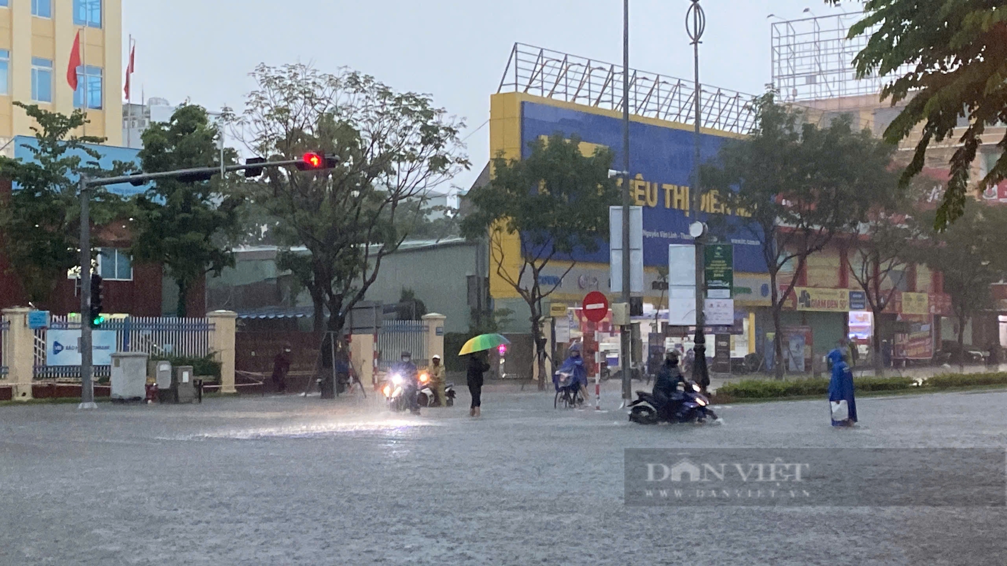 Mưa trắng trời từ sáng sớm, Đà Nẵng ngập trong nước - Ảnh 19.