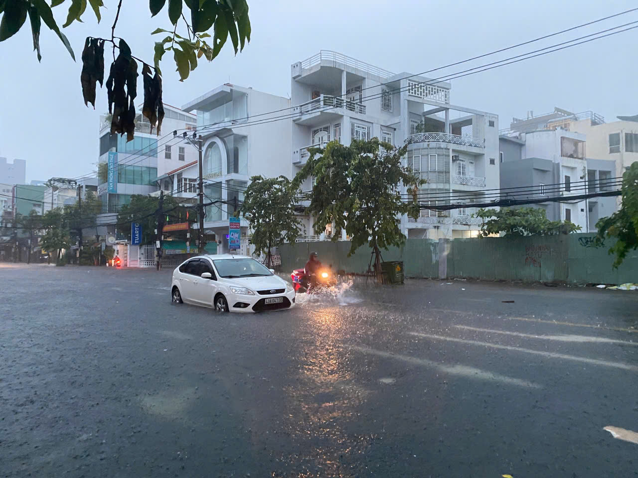 Mưa trắng trời từ sáng sớm, Đà Nẵng ngập trong nước - Ảnh 17.