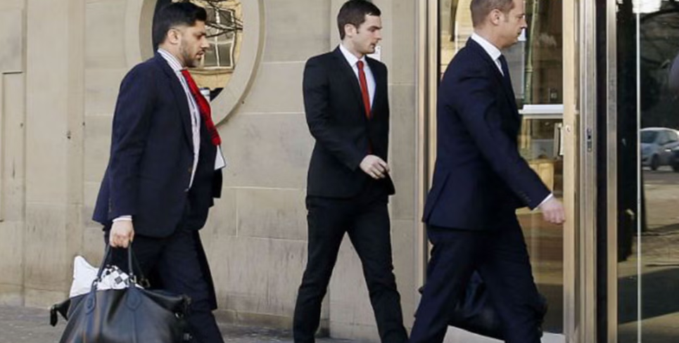 Adam Johnson: "Kẻ biến thái" tan tành sự nghiệp bóng đá vì tội ấu dâm - Ảnh 3.