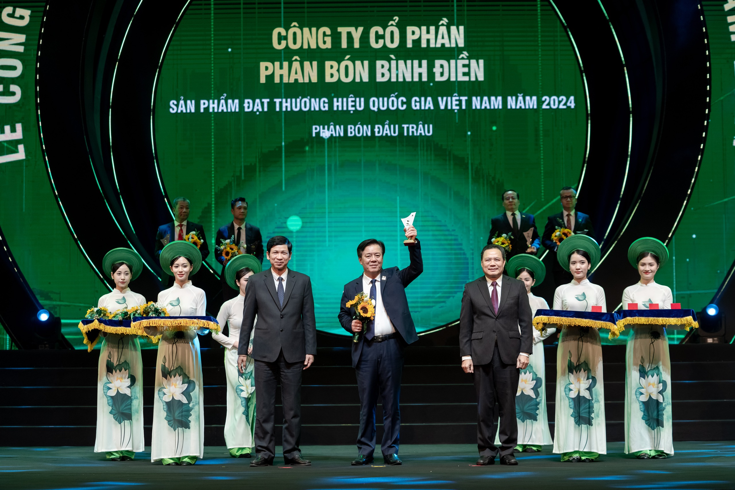 Sản phẩm Phân bón Đầu Trâu đạt Thương hiệu quốc gia Việt Nam năm 2024 - Ảnh 2.