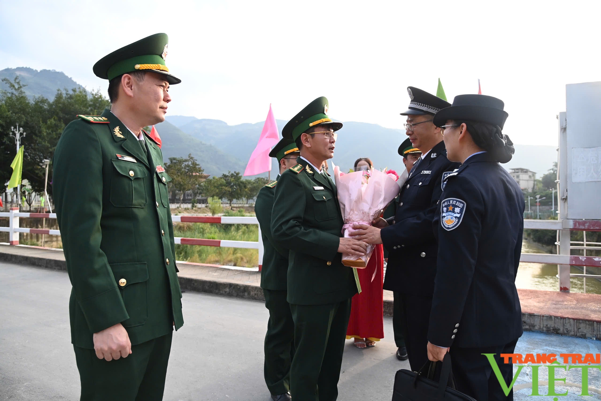 Hội đàm đấu tranh phòng, chống tội phạm qua biên giới, giữ gìn an ninh biên giới - Ảnh 1.