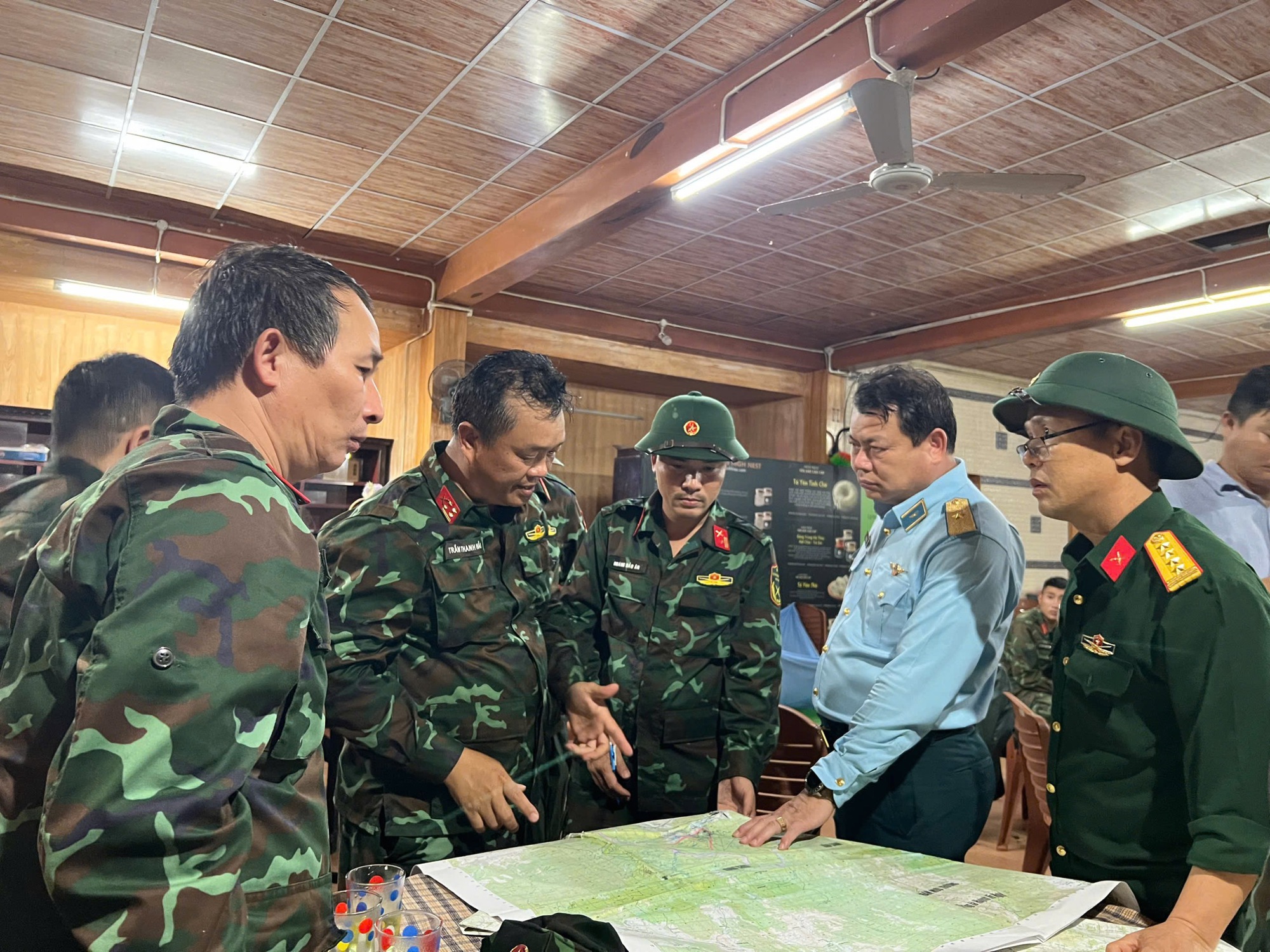 "Khoảnh khắc ngắn, máy bay ở độ cao thấp, rơi rất nhanh, nhưng các phi công đã bình tĩnh,dũng cảm"- Ảnh 2.