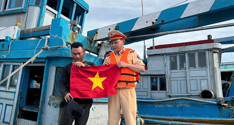 Bình Thuận: Mở khóa đào tạo lớp thuyền trưởng tàu cá hạng II, tuyên truyền ATGT - Ảnh 4.