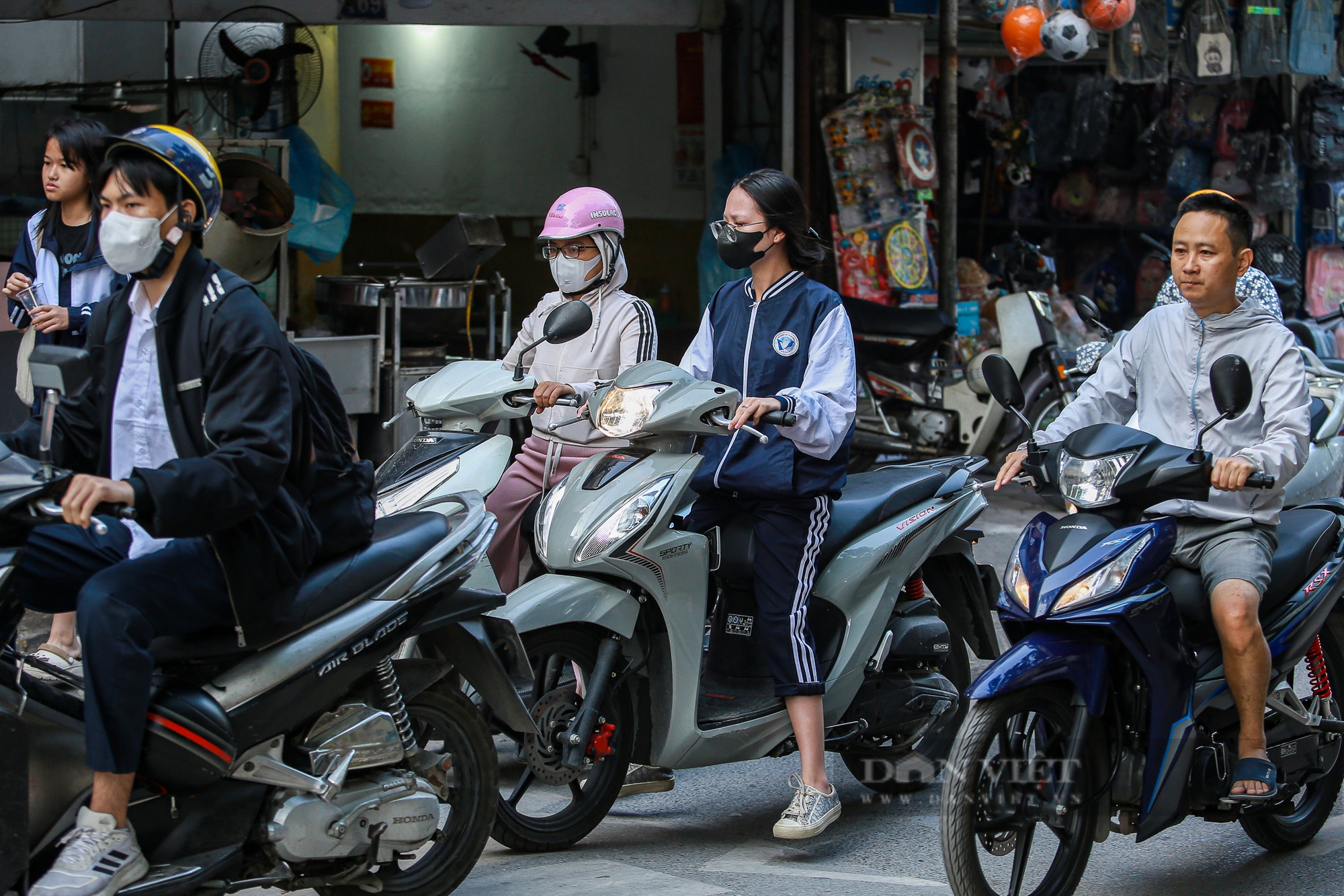 Học sinh, sinh viên Hà Nội “đầu trần, phóng như bay” khi tham gia giao thông- Ảnh 11.