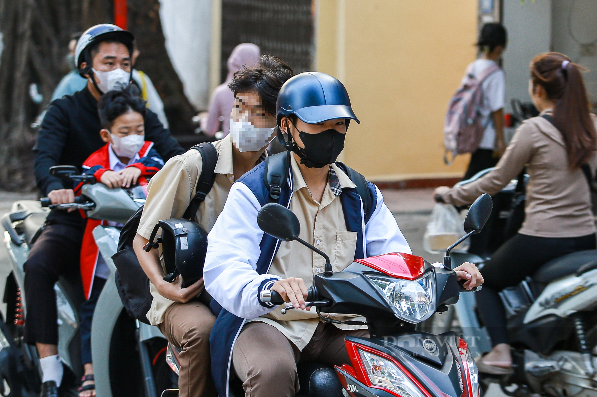 Học sinh, sinh viên Hà Nội “đầu trần, phóng như bay” khi tham gia giao thông- Ảnh 4.