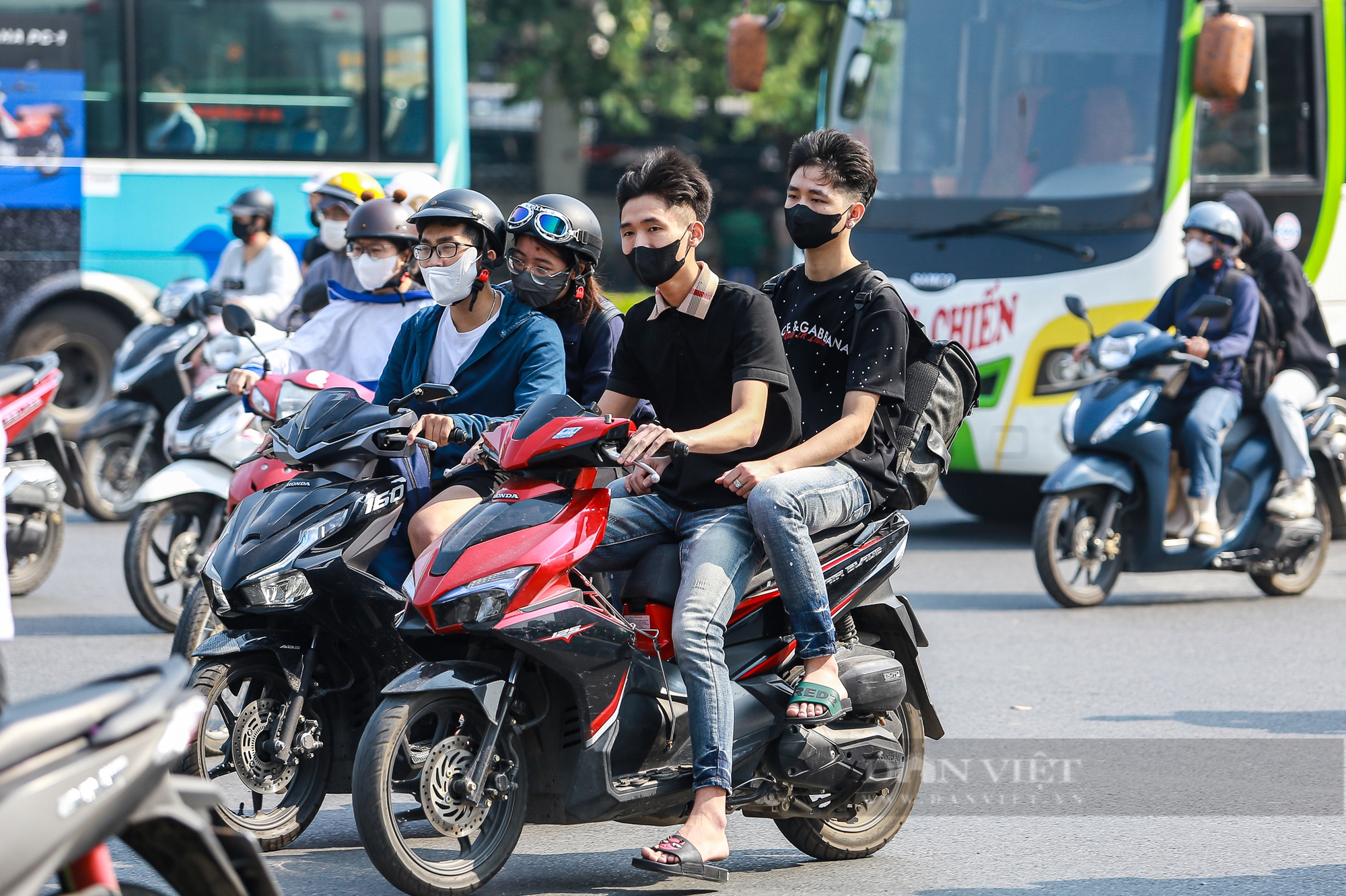 Học sinh, sinh viên Hà Nội “đầu trần, phóng như bay” khi tham gia giao thông- Ảnh 3.