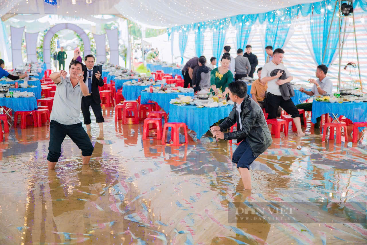 Lũ tràn về, hàng trăm người vui vẻ nhảy múa trong đám cưới ở Hà Tĩnh khiến ai cũng thích thú- Ảnh 5.