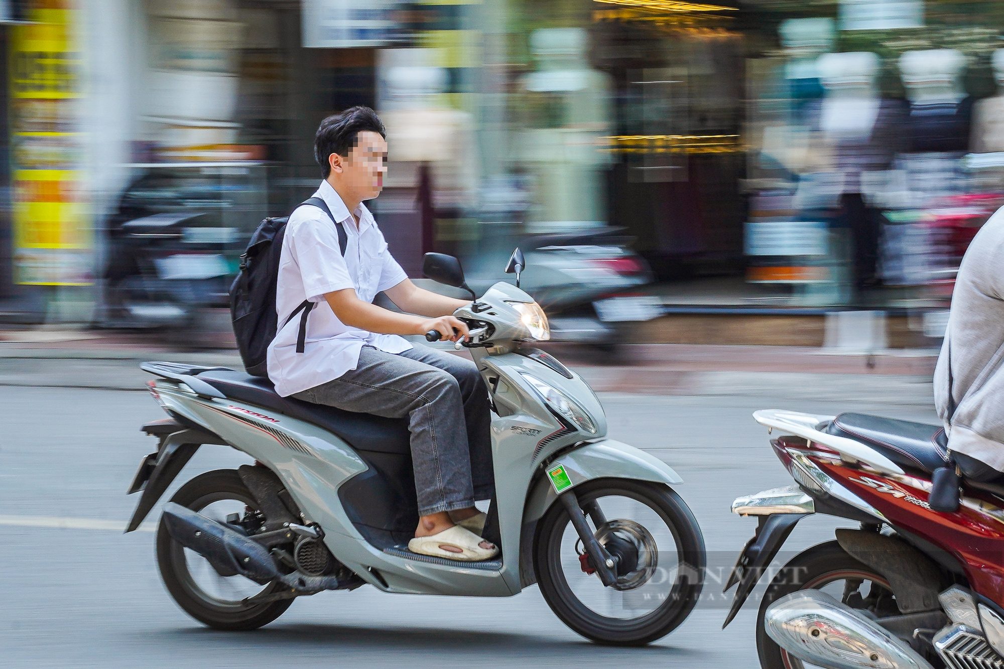 Học sinh, sinh viên Hà Nội “đầu trần, phóng như bay” khi tham gia giao thông- Ảnh 12.