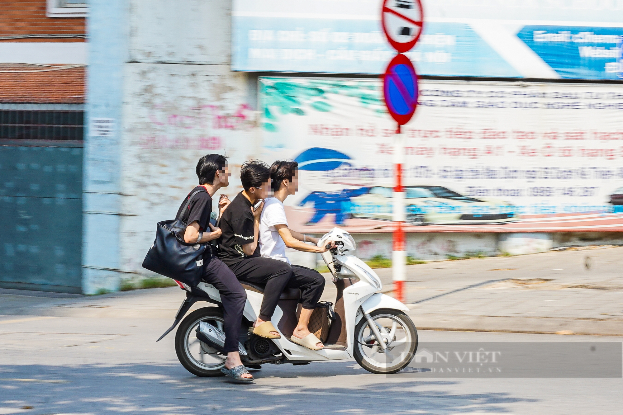 Học sinh, sinh viên Hà Nội “đầu trần, phóng như bay” khi tham gia giao thông- Ảnh 13.