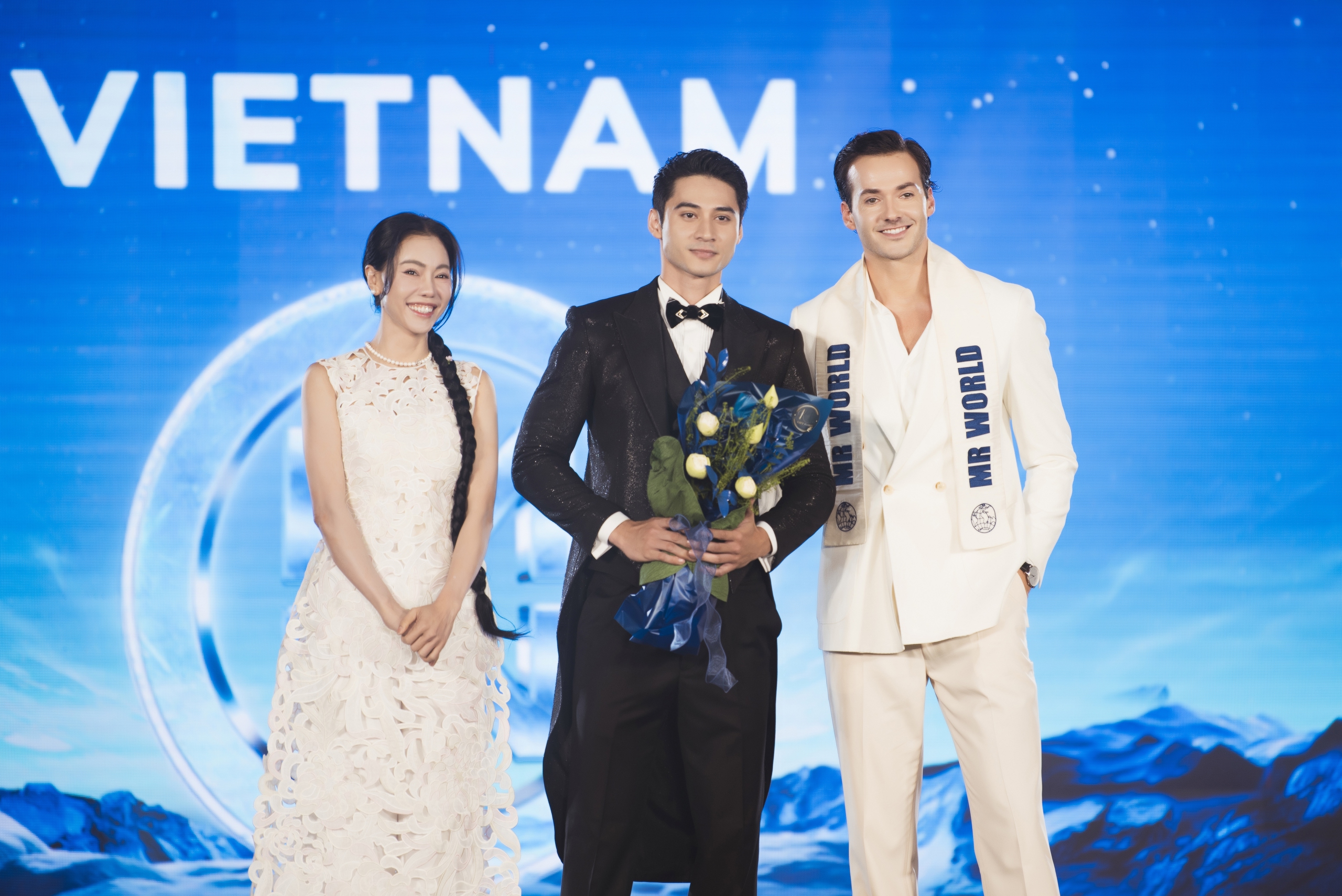 Nam vương Tuấn Ngọc "đọ sắc" với đại diện Trung Quốc trước ngày so tài tại Mr World 2024, ai nổi bật hơn? - Ảnh 4.