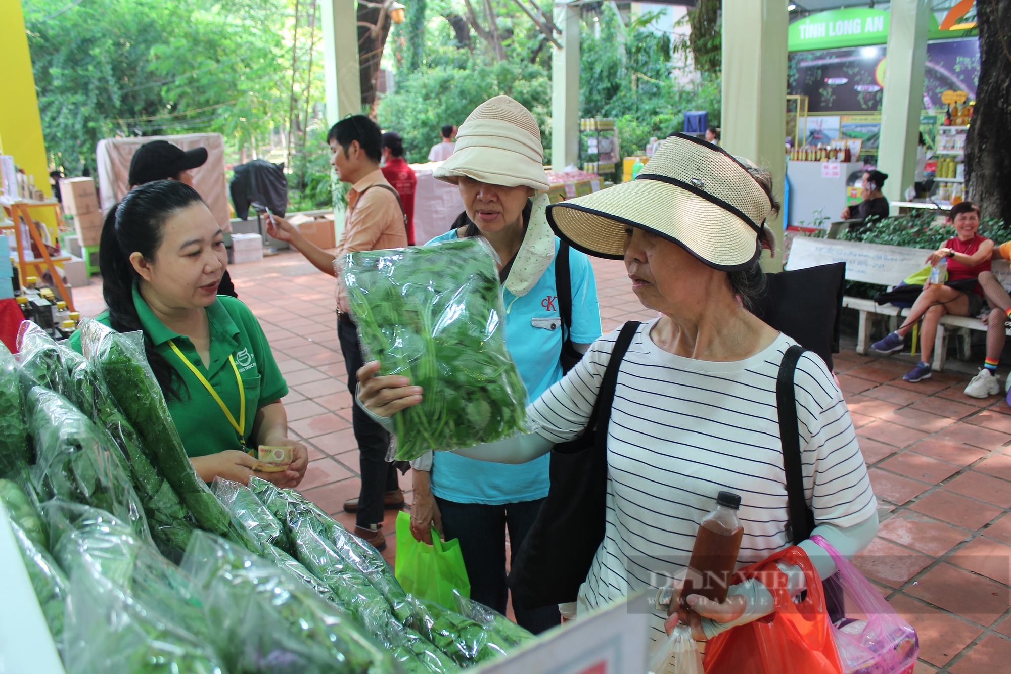 Nông dân TP.HCM rộn ràng quảng bá, giới thiệu sản phẩm OCOP- Ảnh 1.