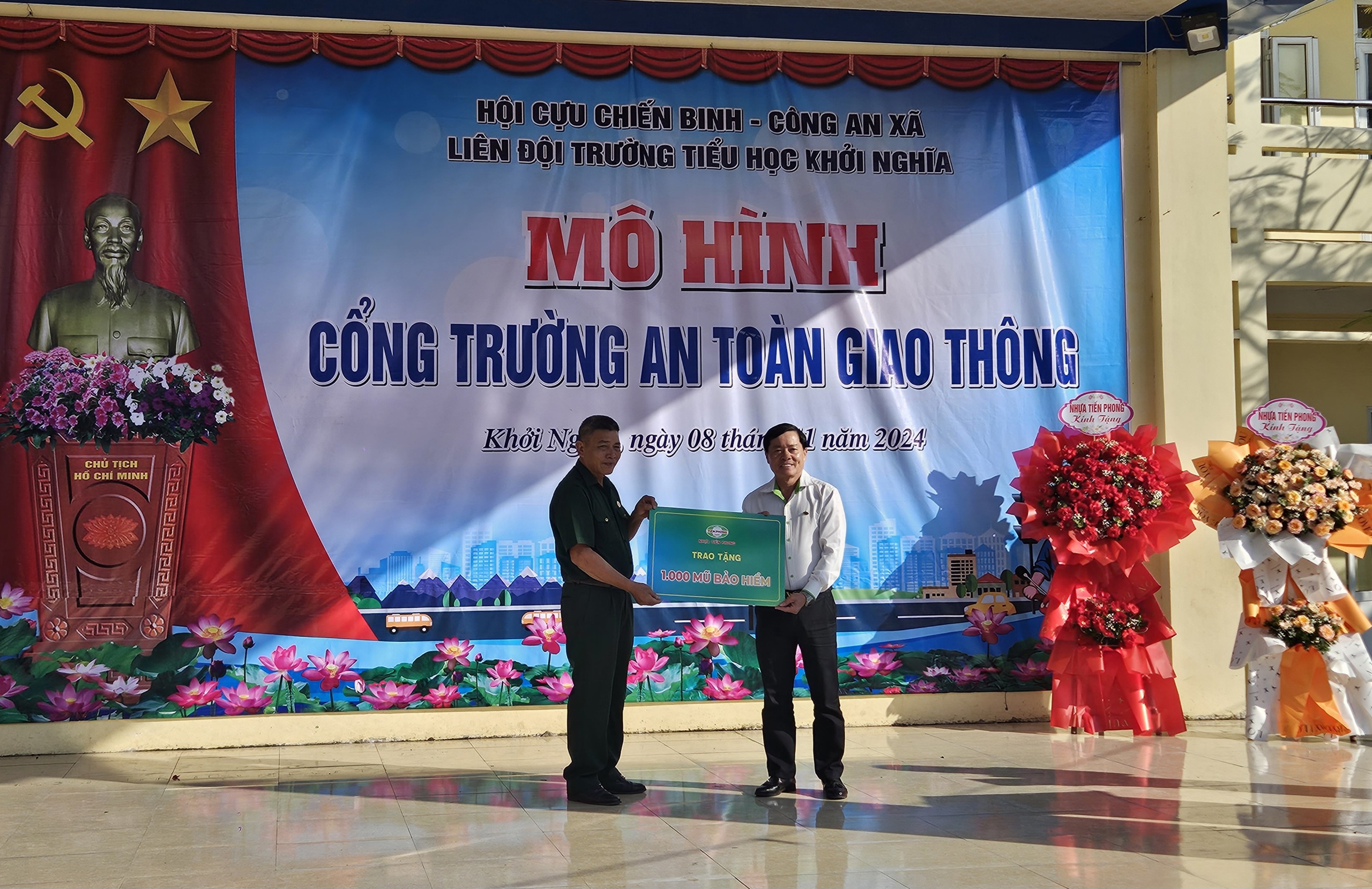 Nhựa Tiền Phong trao tặng mũ bảo hiểm và xe đạp cho mô hình “Cổng trường an toàn giao thông” tại TP. Hải Phòng- Ảnh 2.