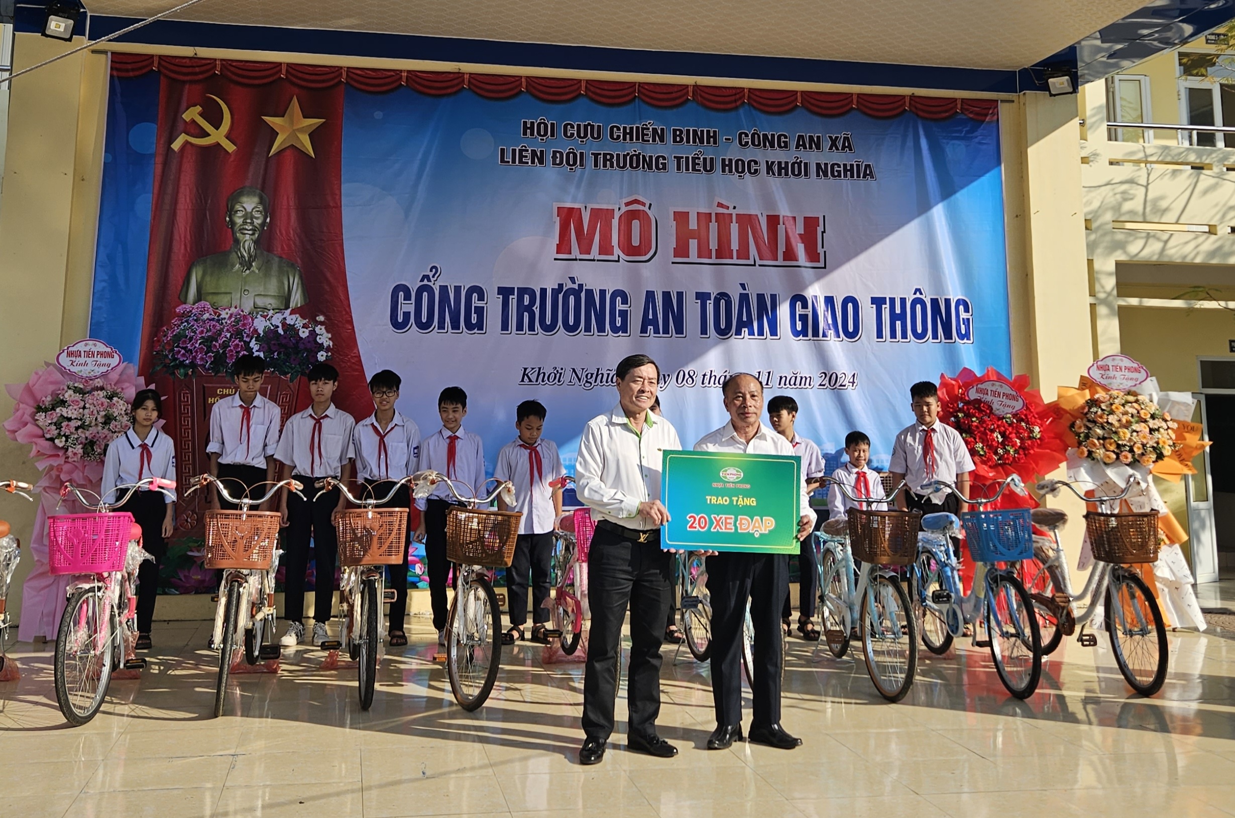 Nhựa Tiền Phong trao tặng mũ bảo hiểm và xe đạp cho mô hình “Cổng trường an toàn giao thông” tại TP. Hải Phòng- Ảnh 3.