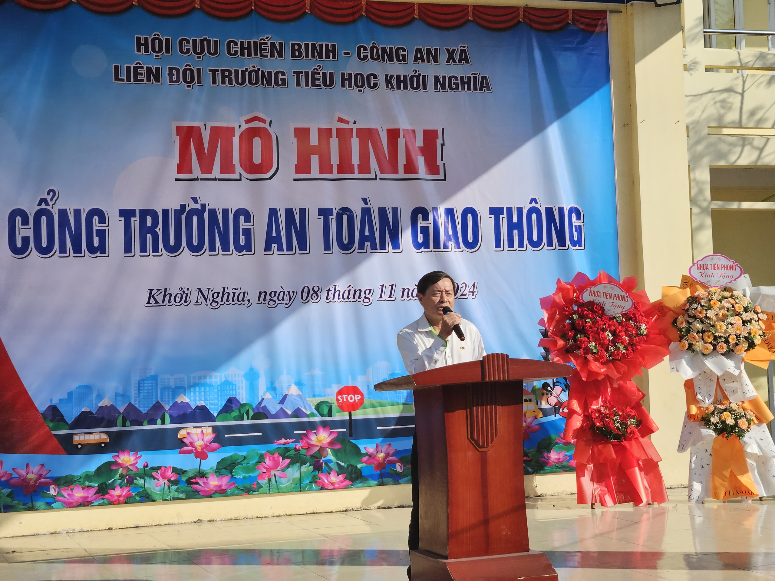 Nhựa Tiền Phong trao tặng mũ bảo hiểm và xe đạp cho mô hình “Cổng trường an toàn giao thông” tại TP. Hải Phòng- Ảnh 1.