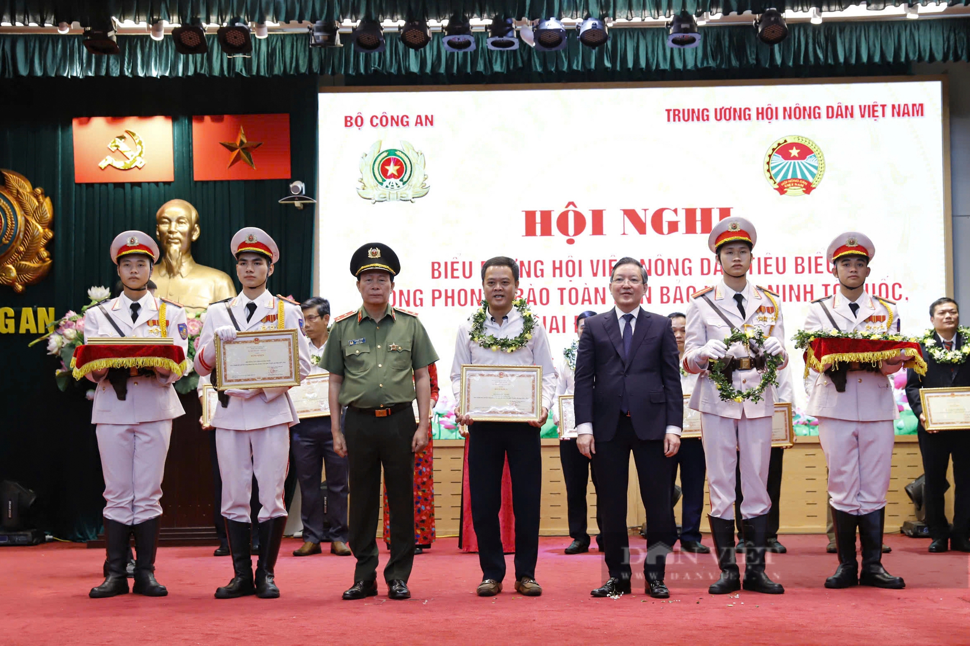 Hội nghị biểu dương hội viên nông dân tiêu biểu trong phong trào toàn dân bảo vệ an ninh Tổ quốc- Ảnh 15.