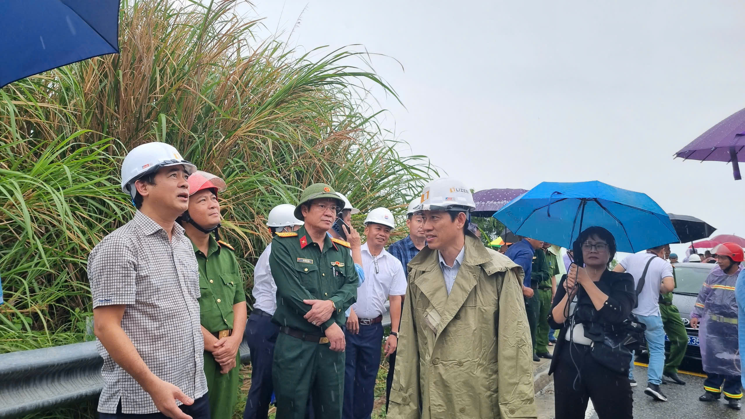 Bí thư Tỉnh ủy Khánh Hòa Nghiêm Xuân Thành chỉ đạo xử lý khối đá lớn trên đèo Cù Hin- Ảnh 1.