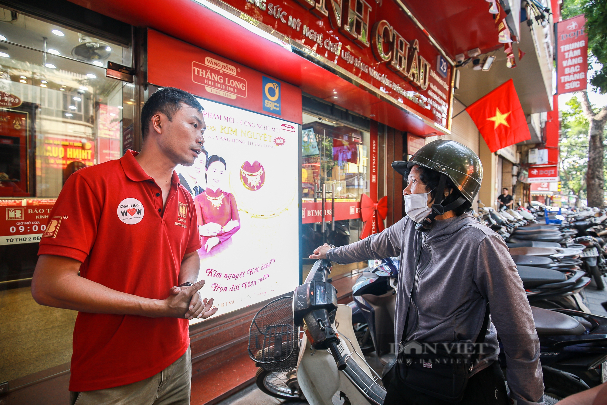 Giá vàng bất ngờ tăng, người dân đổ xô đi mua ngậm ngùi ra về khi các tiệm vàng thông báo hết hàng - Ảnh 7.