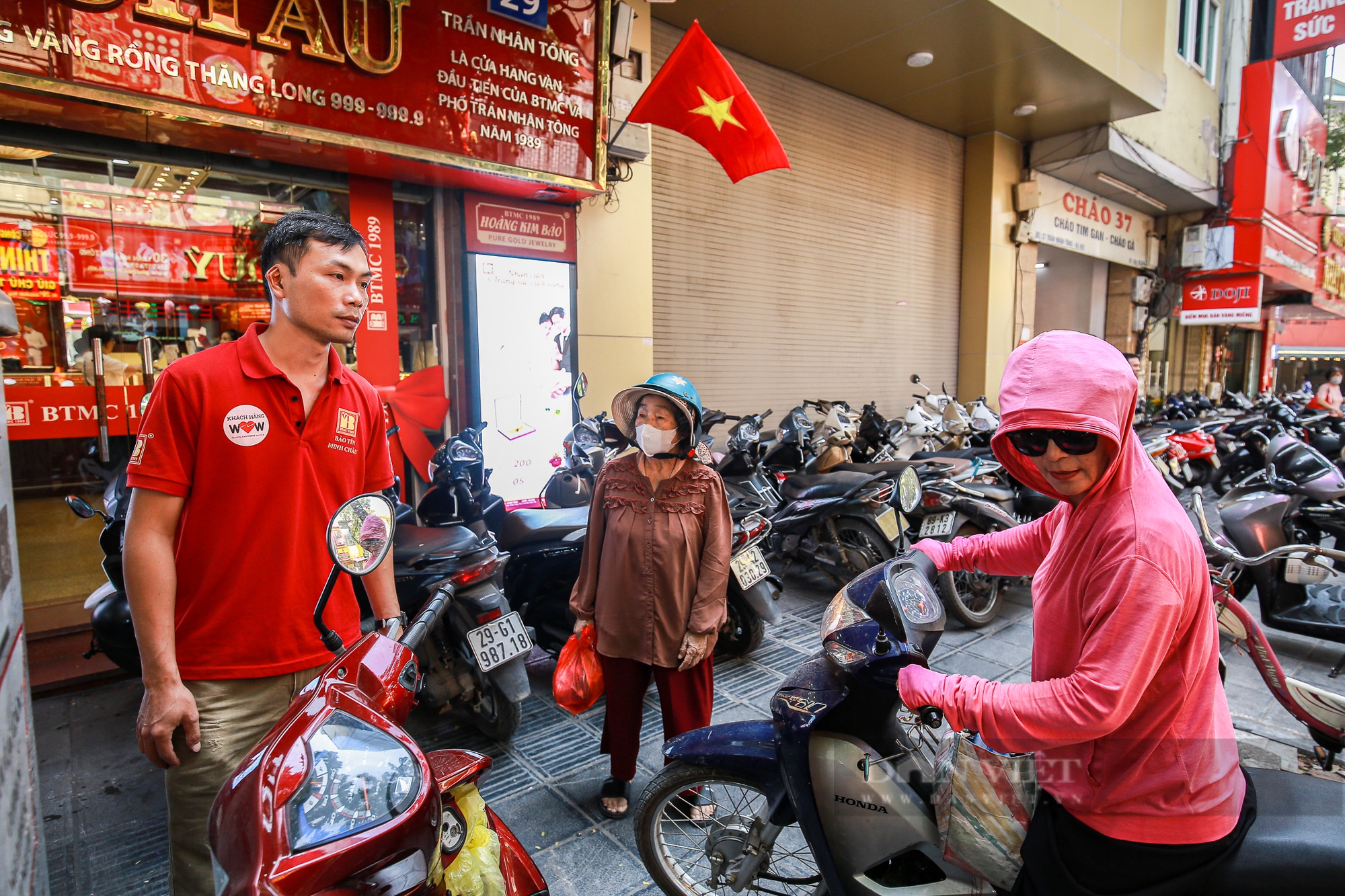 Giá vàng bất ngờ tăng, người dân đổ xô đi mua ngậm ngùi ra về khi các tiệm vàng thông báo hết hàng - Ảnh 8.