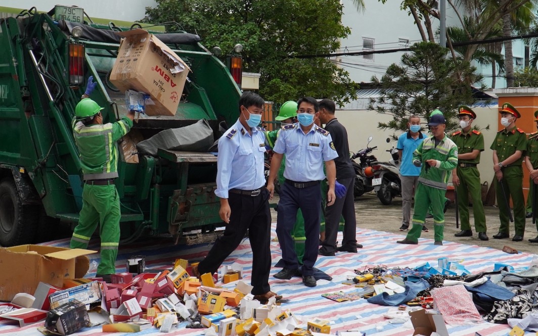 Cục Quản lý thị trường TP.HCM bỏ vào lò đốt hàng nghìn sản phẩm hàng hóa không đạt chuẩn - Ảnh 2.