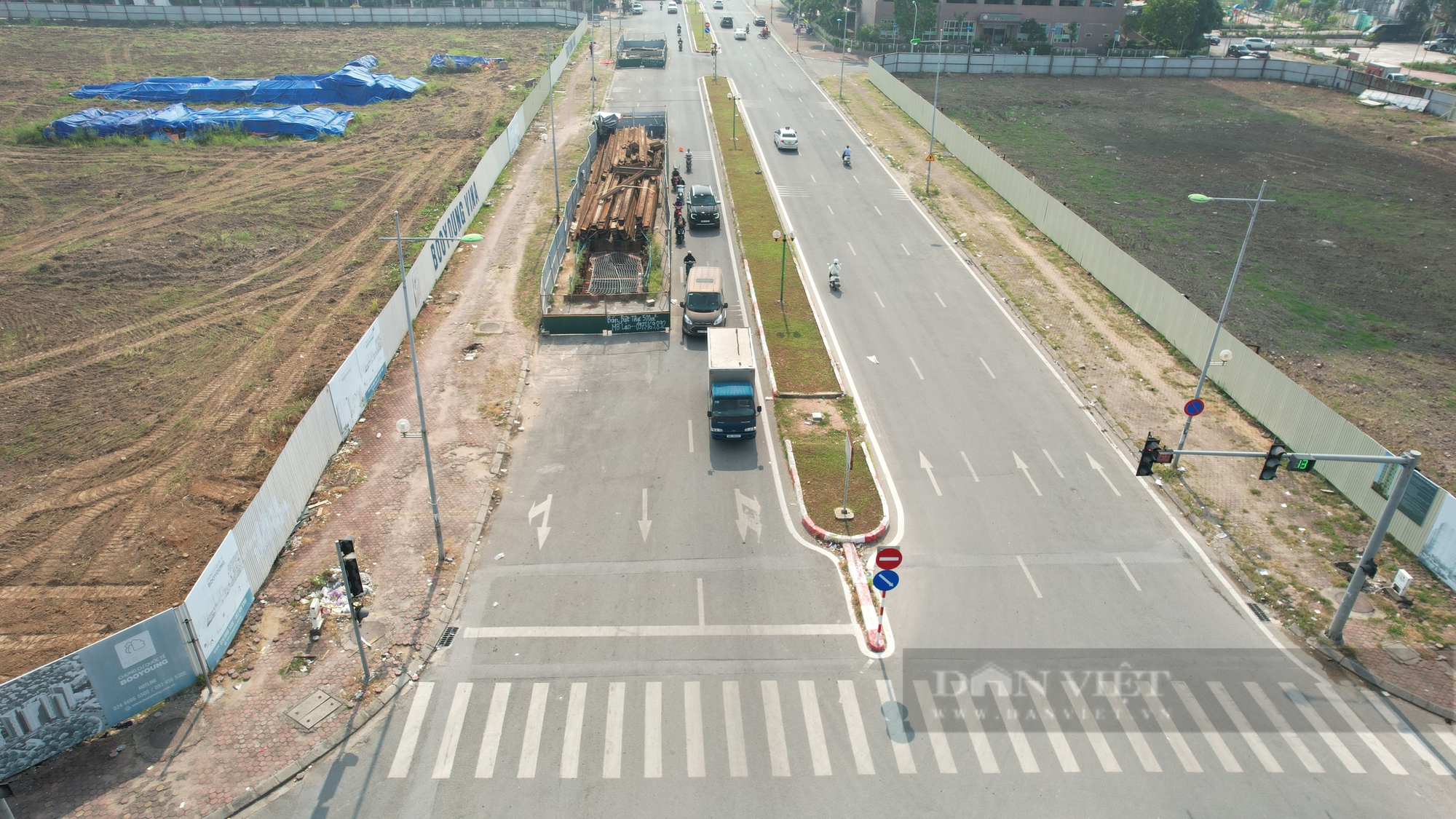 Gần chục "lô cốt" trên đường Vũ Trọng Khánh "nằm im bất động" tới bao giờ mới được gỡ bỏ? - Ảnh 12.