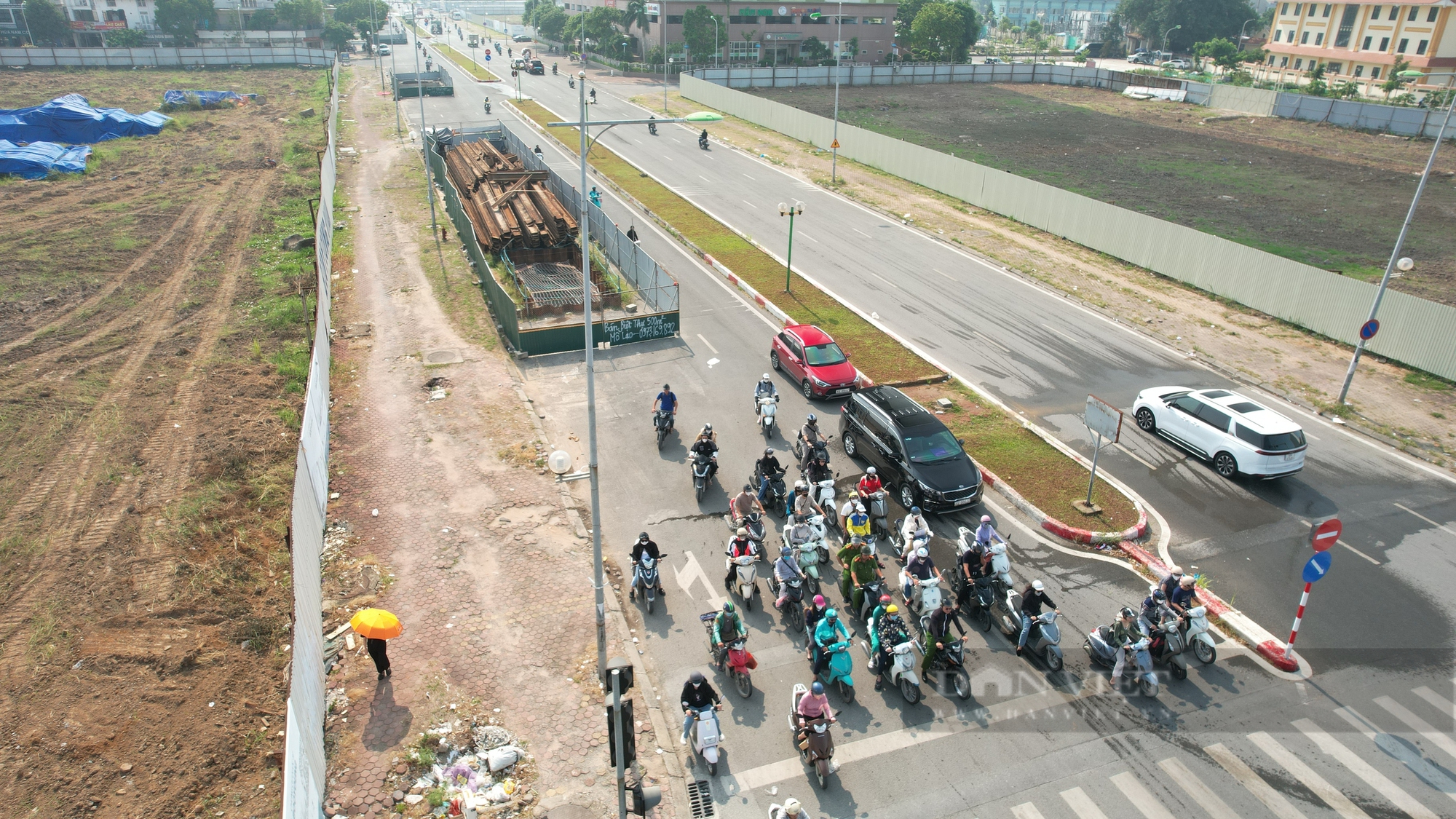 Gần chục "lô cốt" trên đường Vũ Trọng Khánh "nằm im bất động" tới bao giờ mới được gỡ bỏ? - Ảnh 2.