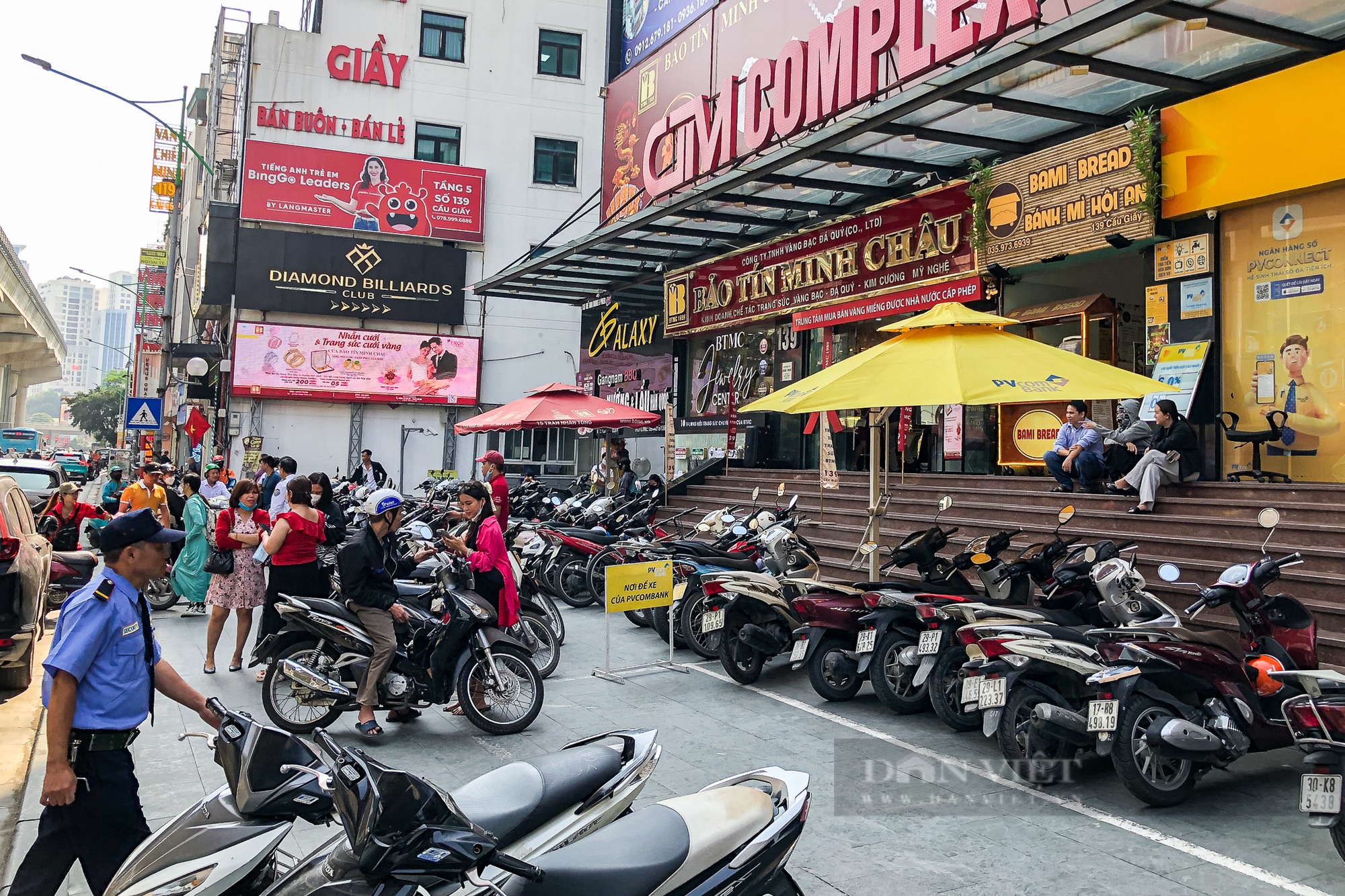 Giá vàng bất ngờ tăng, người dân đổ xô đi mua ngậm ngùi ra về khi các tiệm vàng thông báo hết hàng - Ảnh 12.