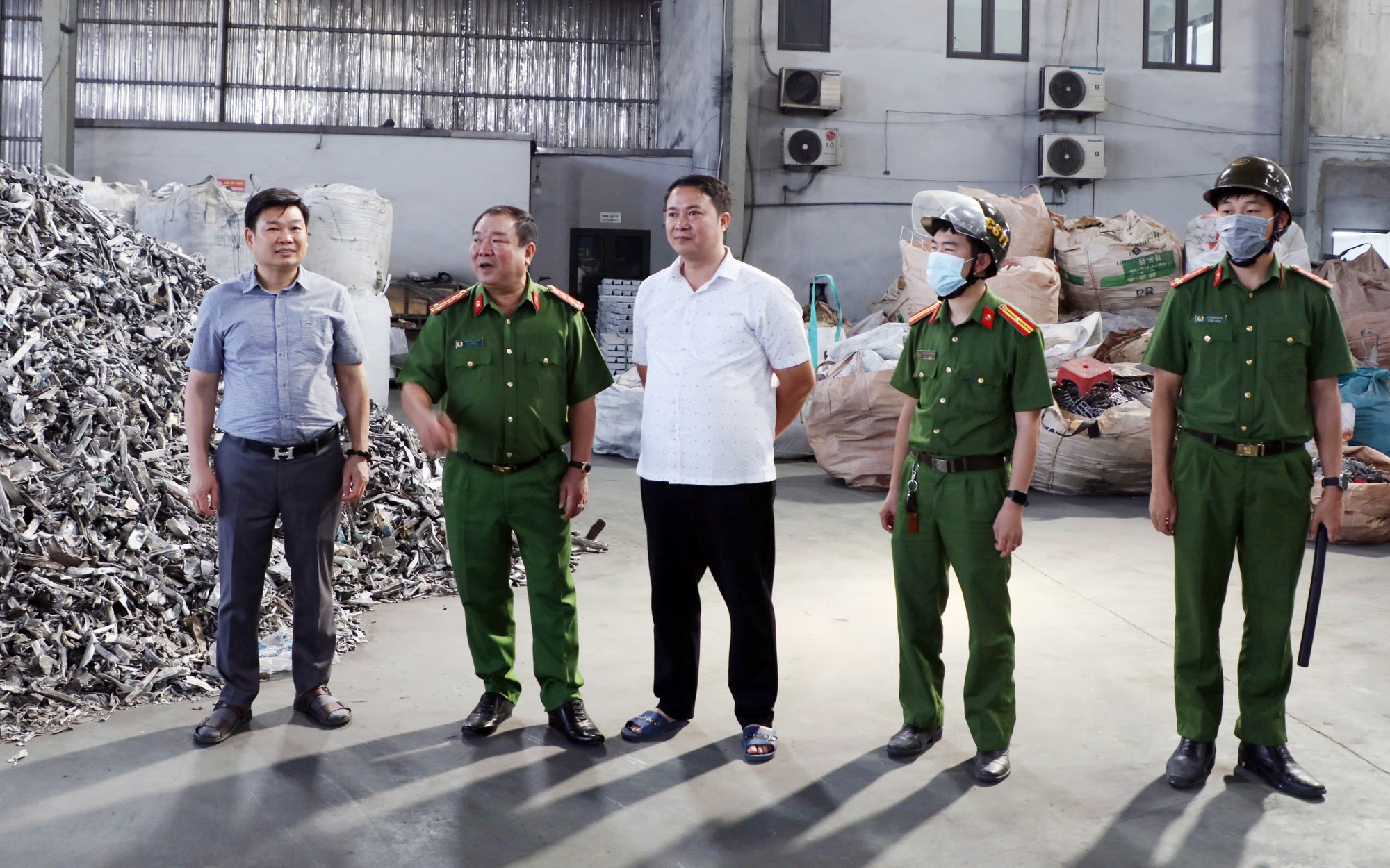 "Không thỏa hiệp", tỉnh Bắc Ninh xử phạt chủ Cụm công nghiệp làng nghề Mẫn Xá và hàng loạt cơ sở sản xuất nhôm - Ảnh 2.