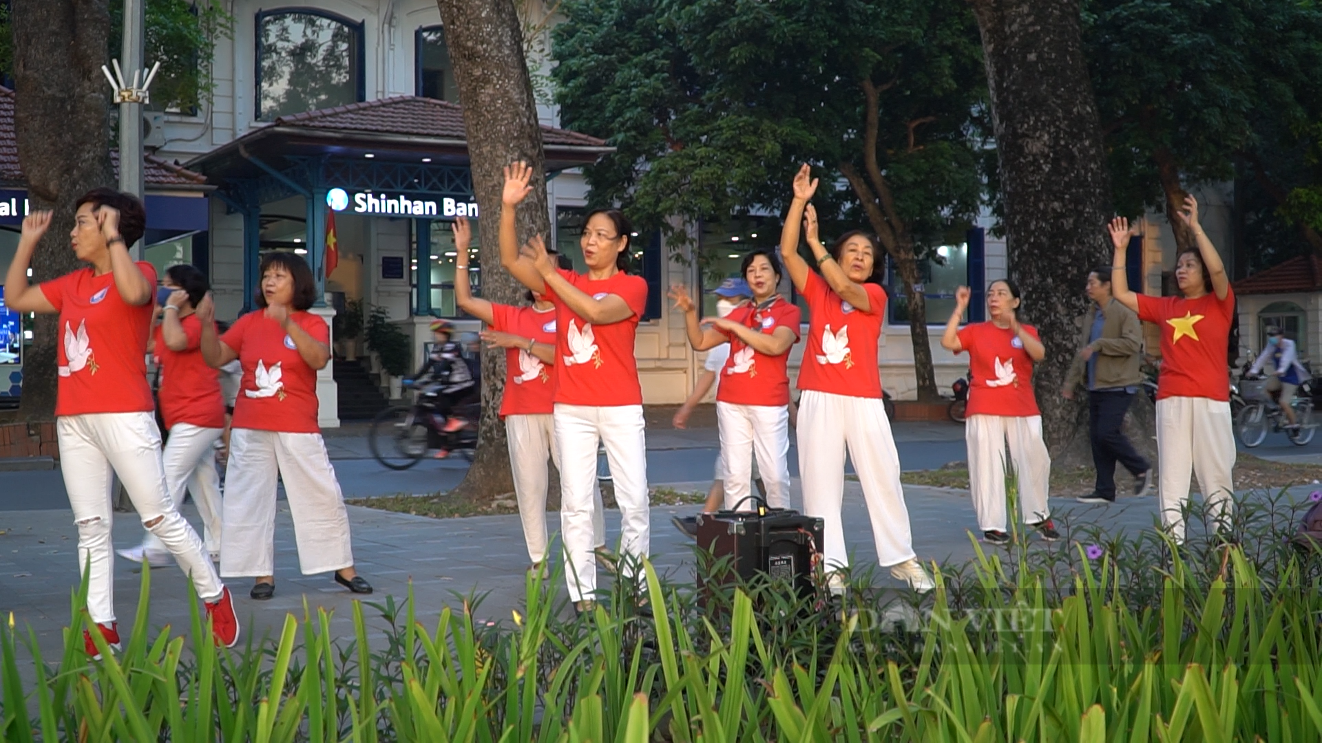 Mỗi sáng một trận cười: Bí quyết trẻ khỏe của cụ ông, cụ bà bên bờ hồ Gươm! - Ảnh 2.