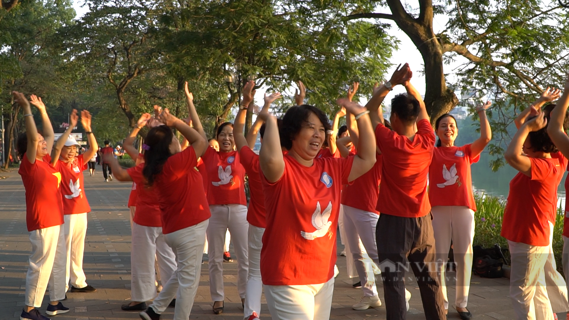 Mỗi sáng một trận cười: Bí quyết trẻ khỏe của cụ ông, cụ bà bên bờ hồ Gươm! - Ảnh 1.