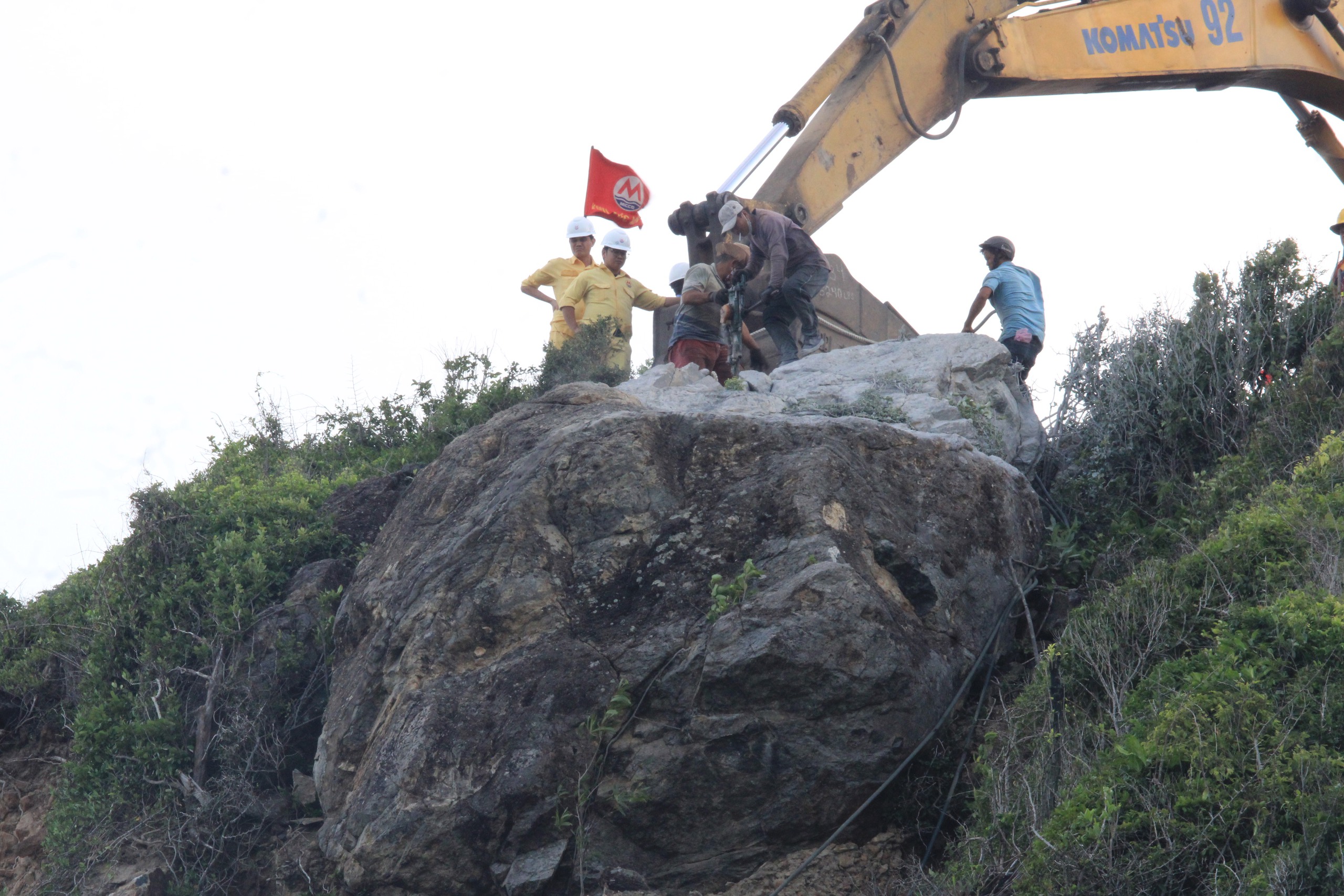 Dùng 20kg thuốc nổ để xử lý khối đá "khủng" trên đồi núi Cù Hin, Nha Trang- Ảnh 1.