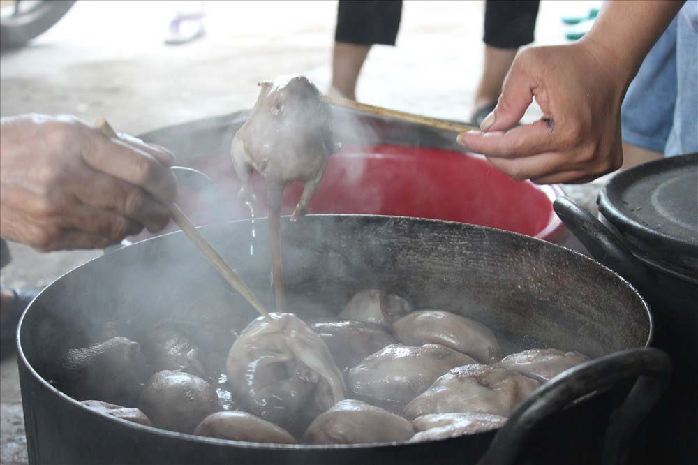 Đặc sản Hải Phòng vào mùa, nhìn thì “phát sợ” nhưng ăn lại thấy thơm ngon, béo ngậy - Ảnh 4.