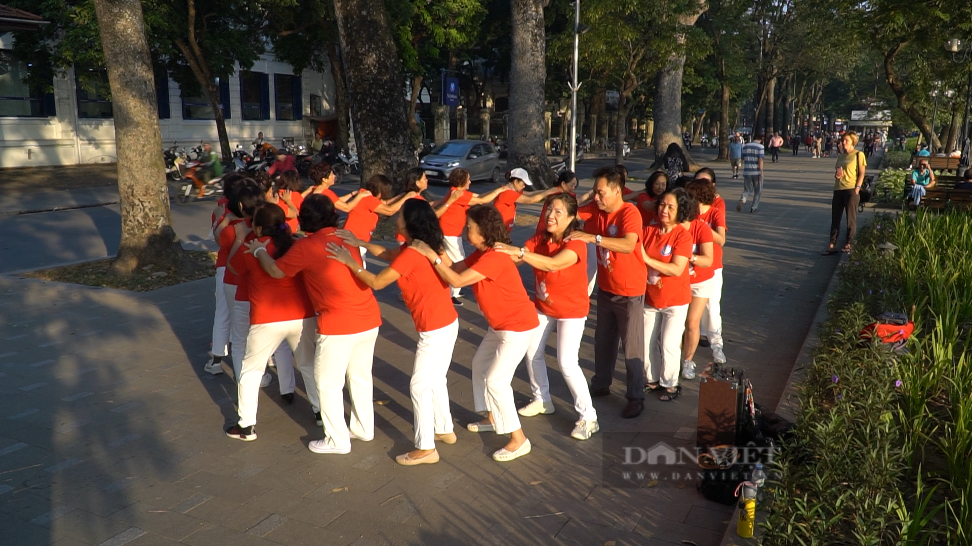 Mỗi sáng một trận cười: Bí quyết trẻ khỏe của cụ ông, cụ bà bên bờ hồ Gươm! - Ảnh 3.