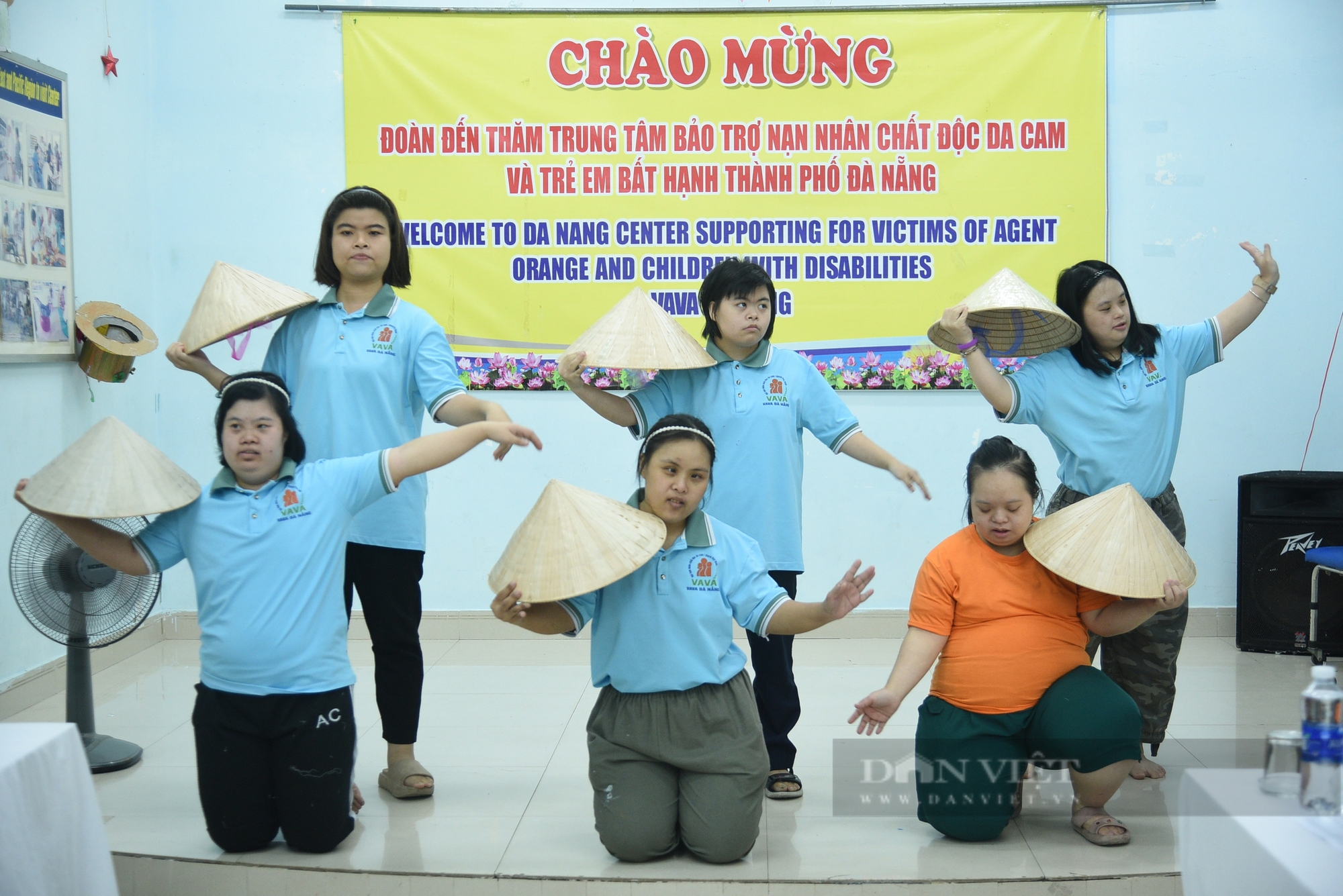 Những hình ảnh xúc động trong chuyến thăm của đoàn nghệ sĩ vở kịch “Những thân thể nhiễm độc”- Ảnh 3.