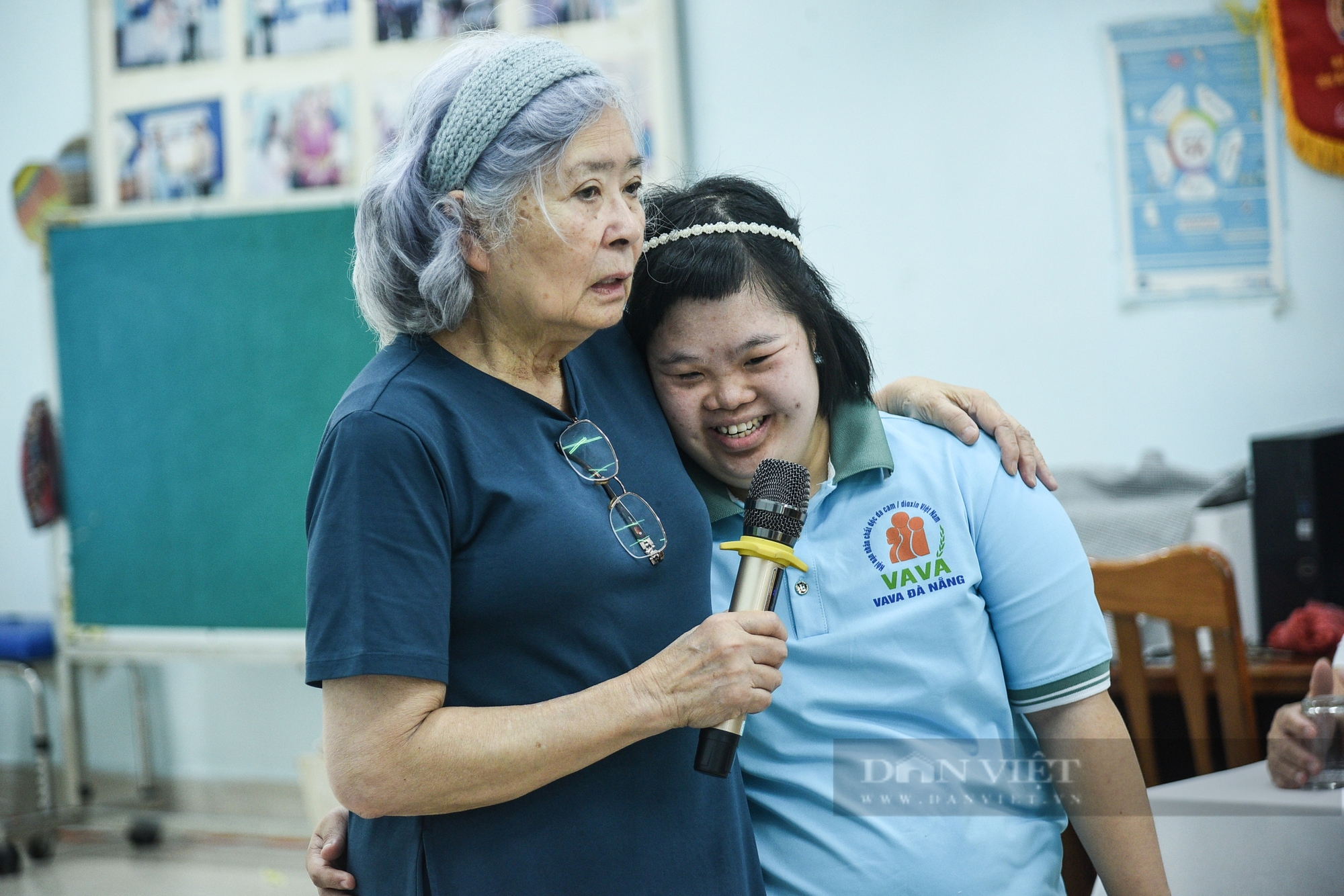 Những hình ảnh xúc động trong chuyến thăm của đoàn nghệ sĩ vở kịch “Những thân thể nhiễm độc”- Ảnh 11.