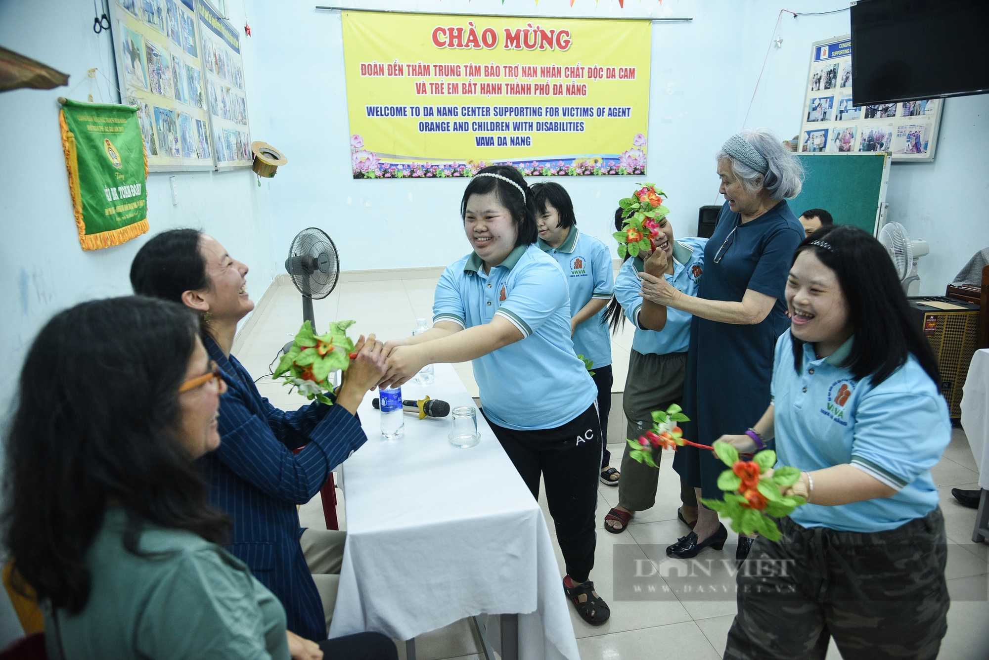 Những hình ảnh xúc động trong chuyến thăm của đoàn nghệ sĩ vở kịch “Những thân thể nhiễm độc”- Ảnh 7.