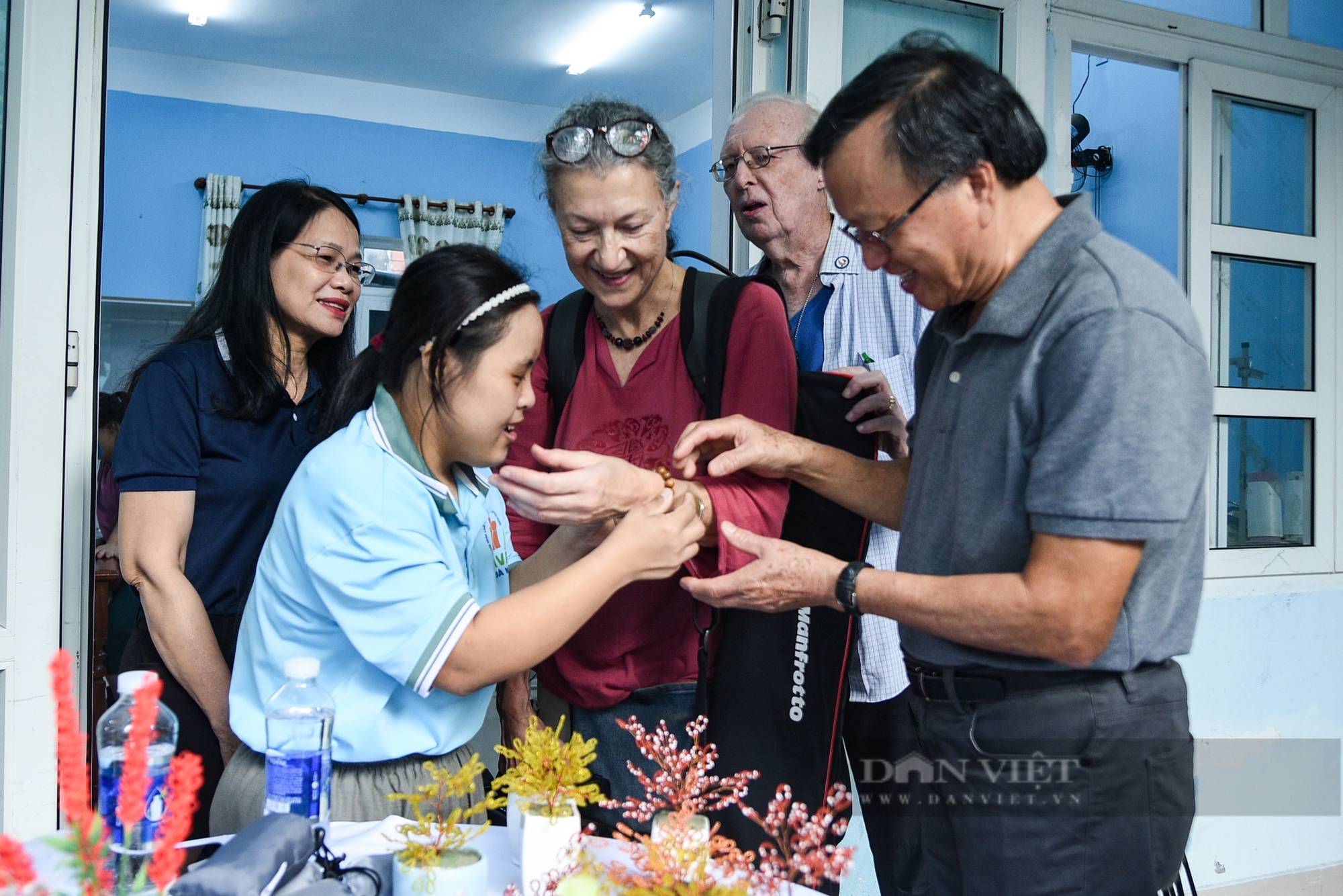 Những hình ảnh xúc động trong chuyến thăm của đoàn nghệ sĩ vở kịch “Những thân thể nhiễm độc”- Ảnh 8.