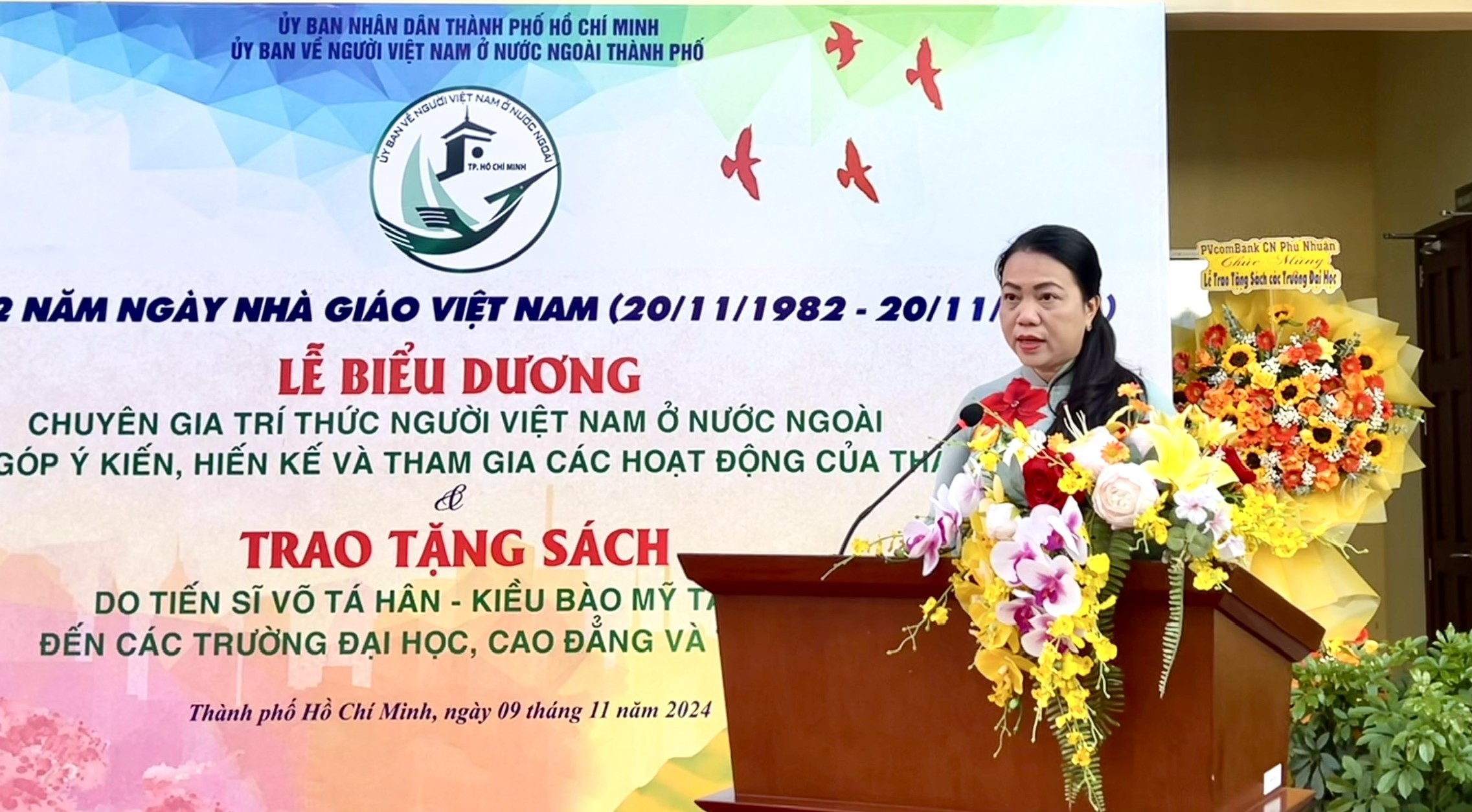 Việt kiều Mỹ tặng hơn 14.200 cuốn sách trị giá hơn 1,3 triệu USD  - Ảnh 1.