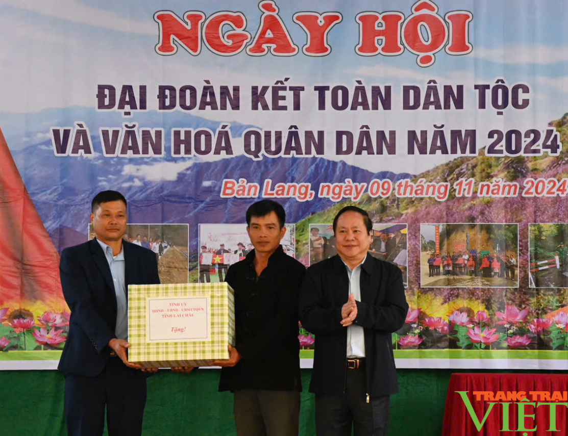 Đậm bản sắc văn hóa Thái, Mông trong ngày hội Đại đoàn kết toàn dân tộc và văn hóa quân dân - Ảnh 2.